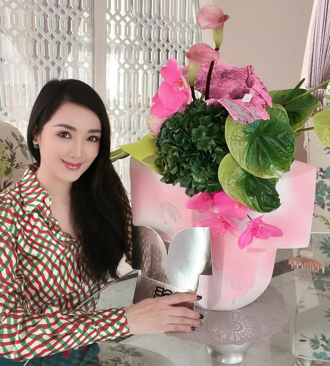 Sao Việt 6/12: Hoa hậu Ý Nhi đẹp sang chảnh, Hoài Linh tới thăm mộ Chí Tài - 6