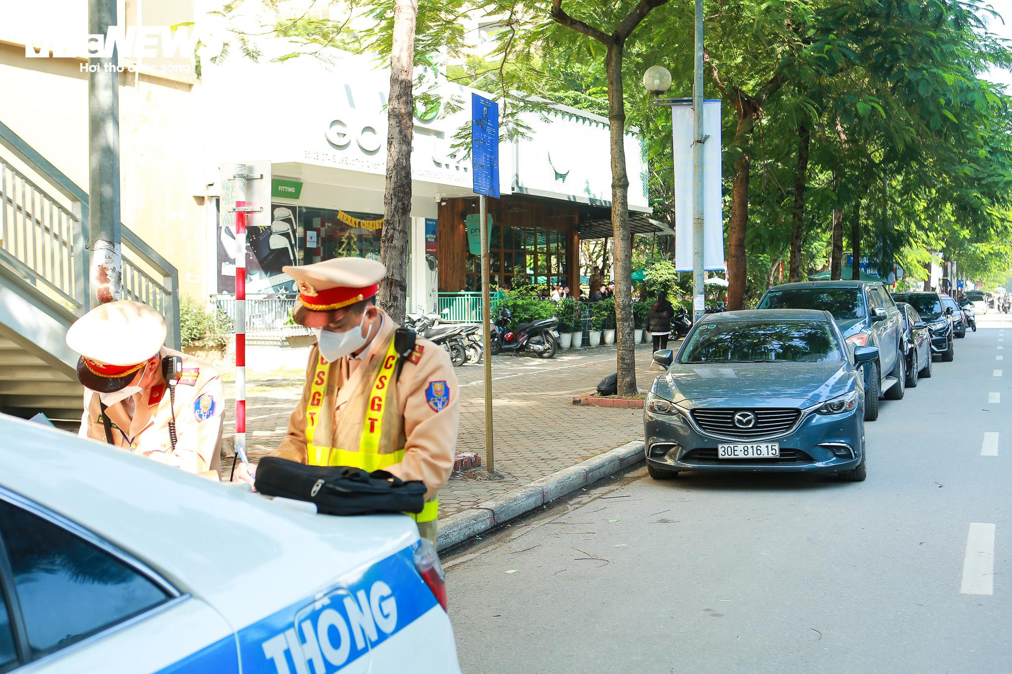 Tài xế bất ngờ khi đã gửi tiền trông xe vẫn bị CSGT xử phạt lỗi đỗ sai quy định - 5