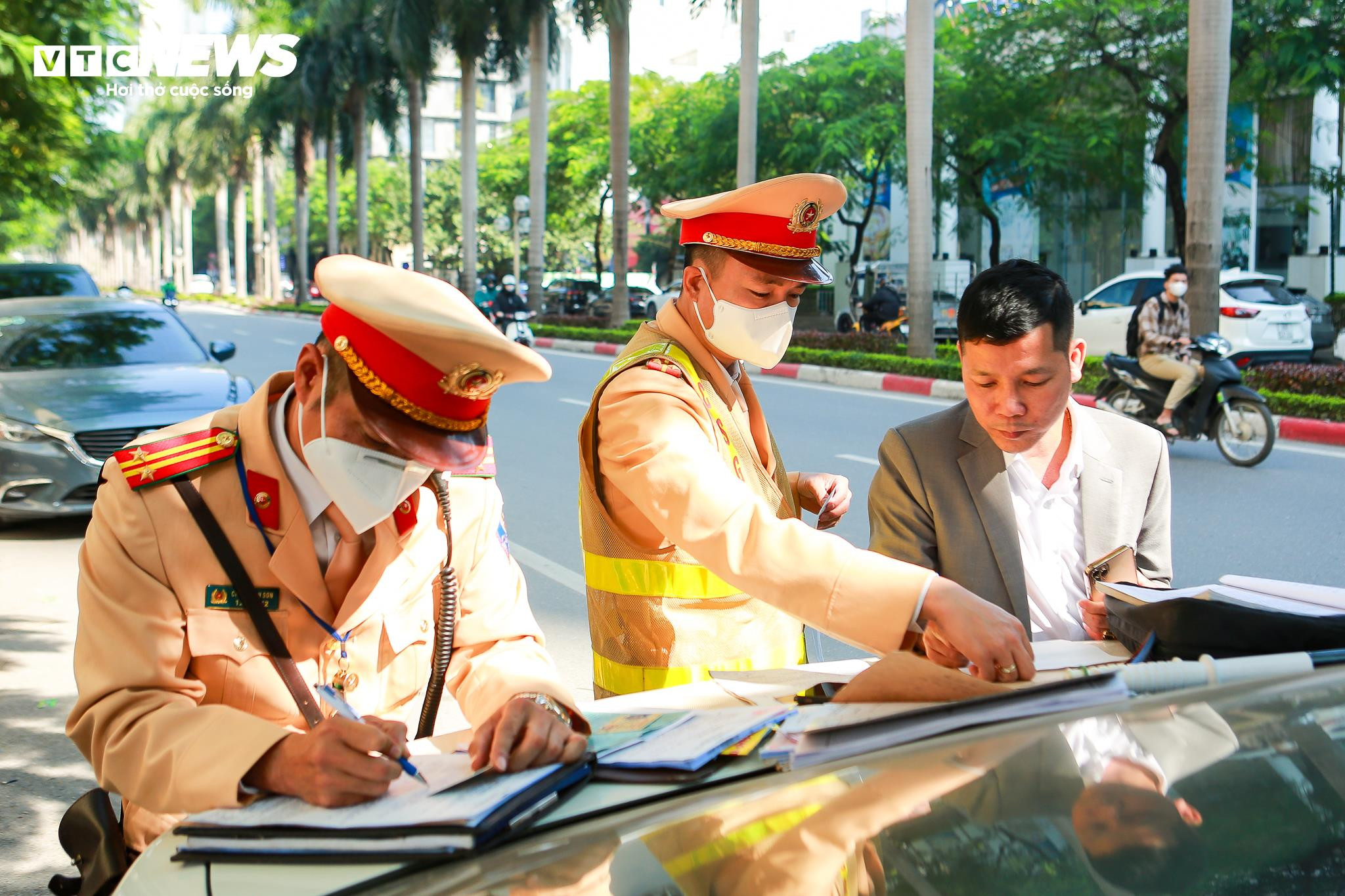 Tài xế bất ngờ khi đã gửi tiền trông xe vẫn bị CSGT xử phạt lỗi đỗ sai quy định - 11