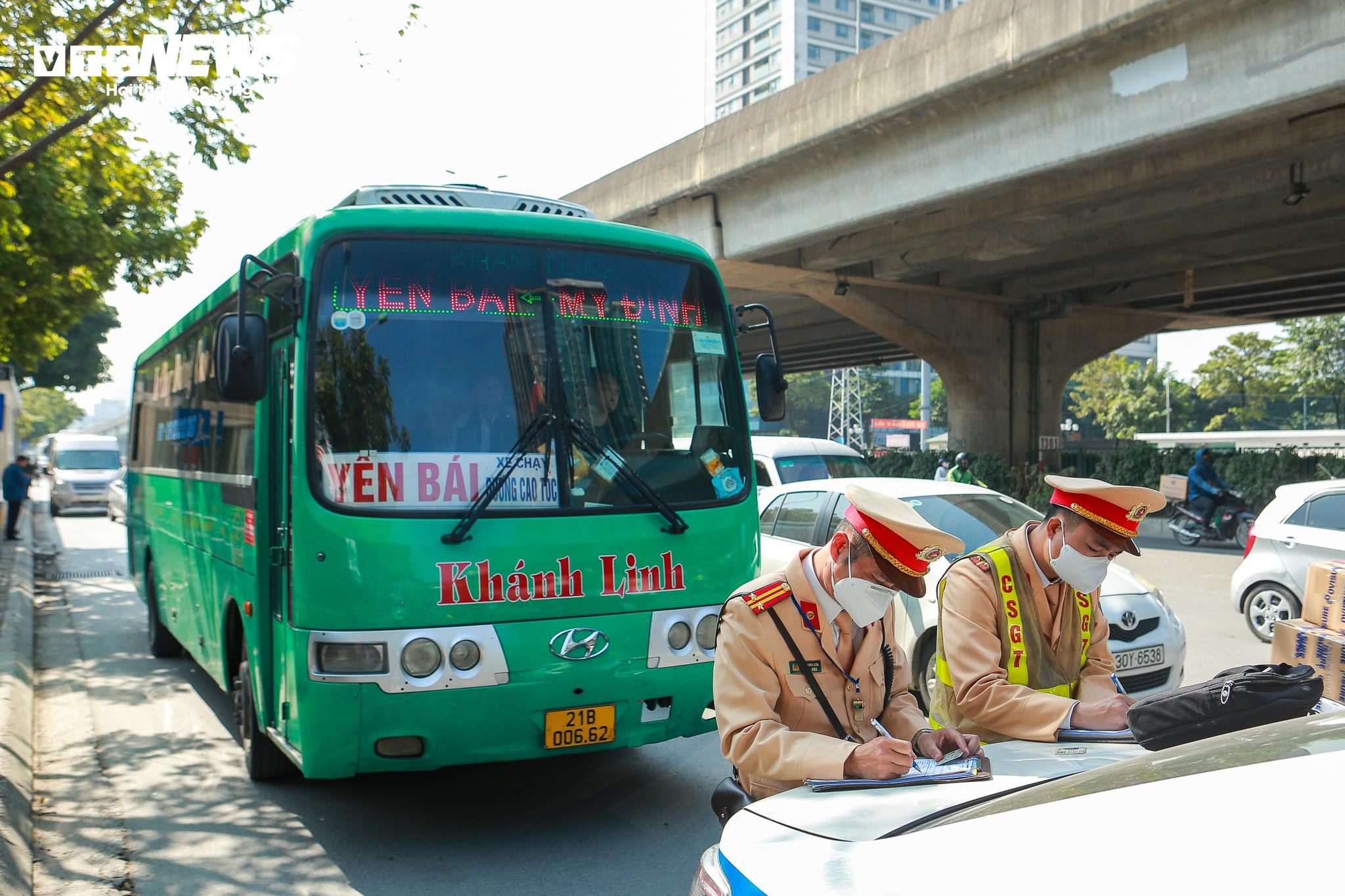Tài xế bất ngờ khi đã gửi tiền trông xe vẫn bị CSGT xử phạt lỗi đỗ sai quy định - 12
