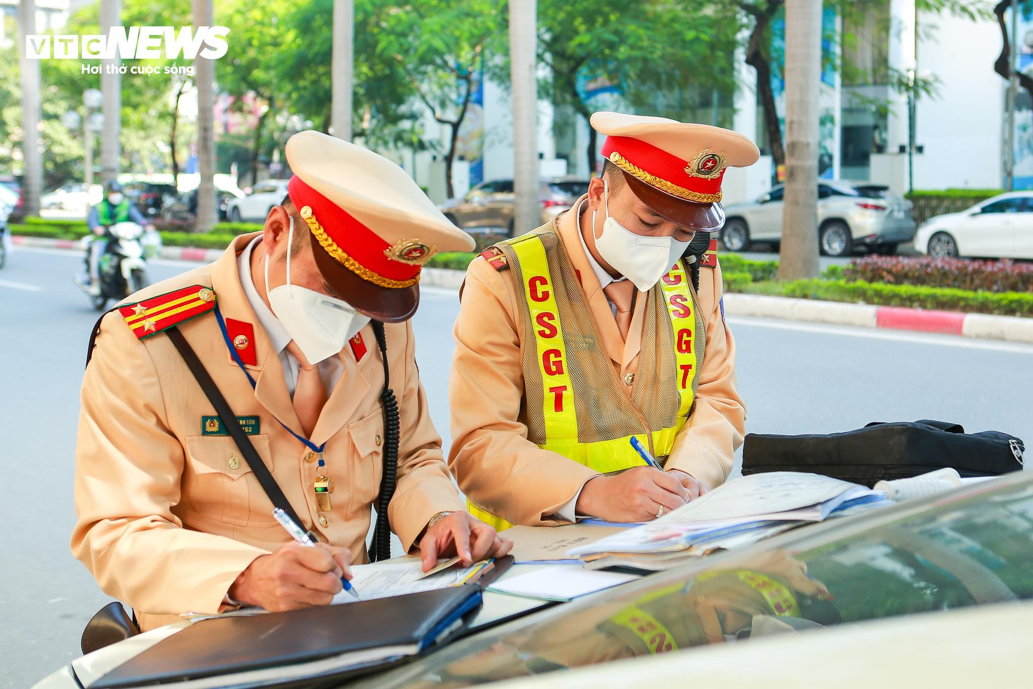 Tài xế bất ngờ khi đã gửi tiền trông xe vẫn bị CSGT xử phạt lỗi đỗ sai quy định - 9