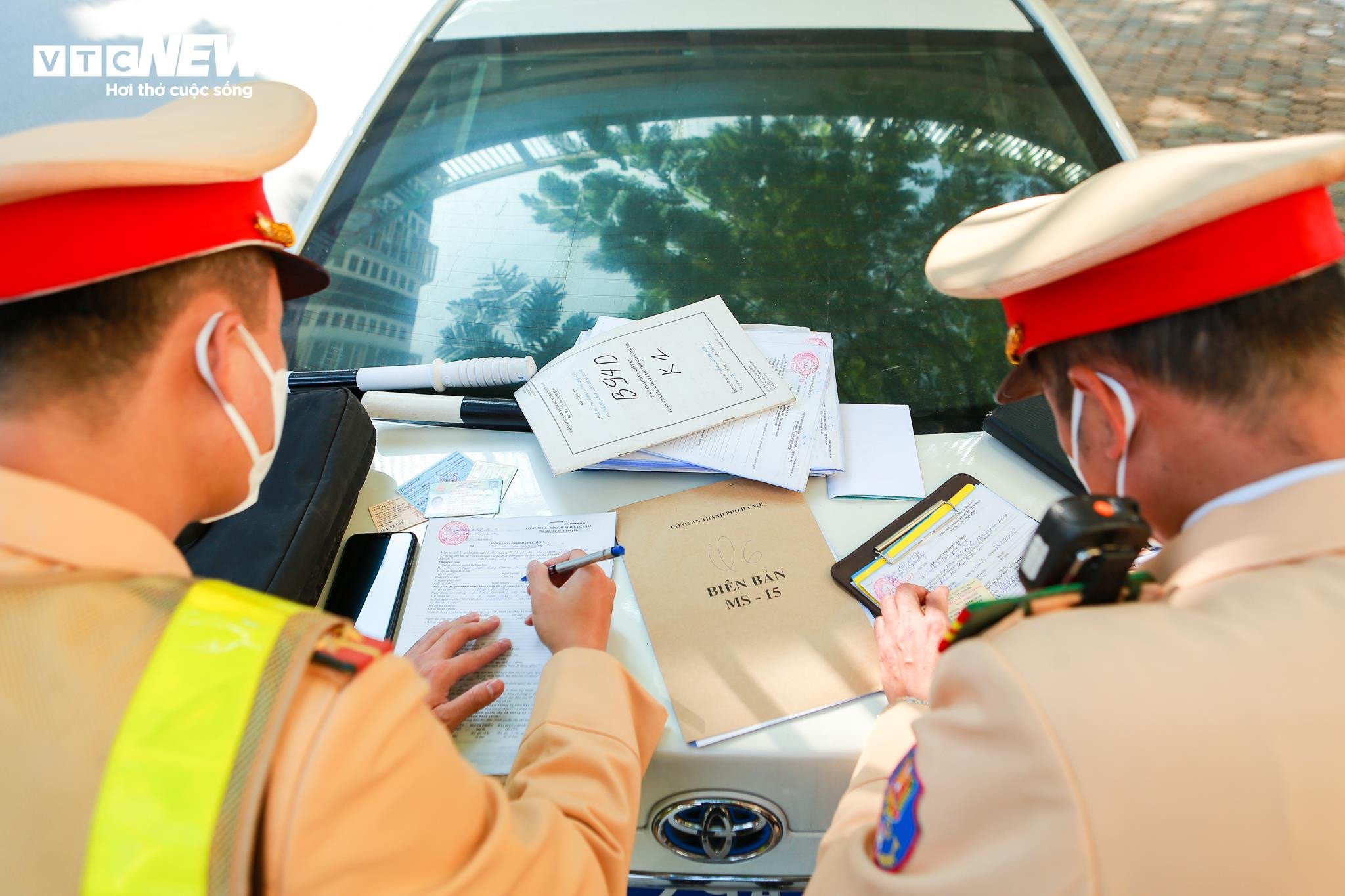 Tài xế bất ngờ khi đã gửi tiền trông xe vẫn bị CSGT xử phạt lỗi đỗ sai quy định - 14