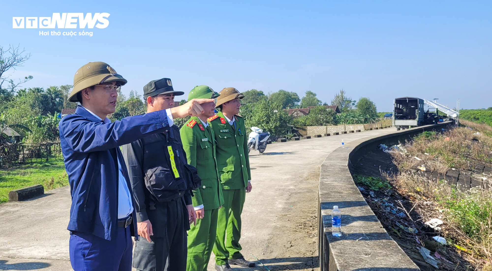 Cảnh sát lật tung đầm lầy rộng 8ha truy bắt tội phạm vượt ngục - 3