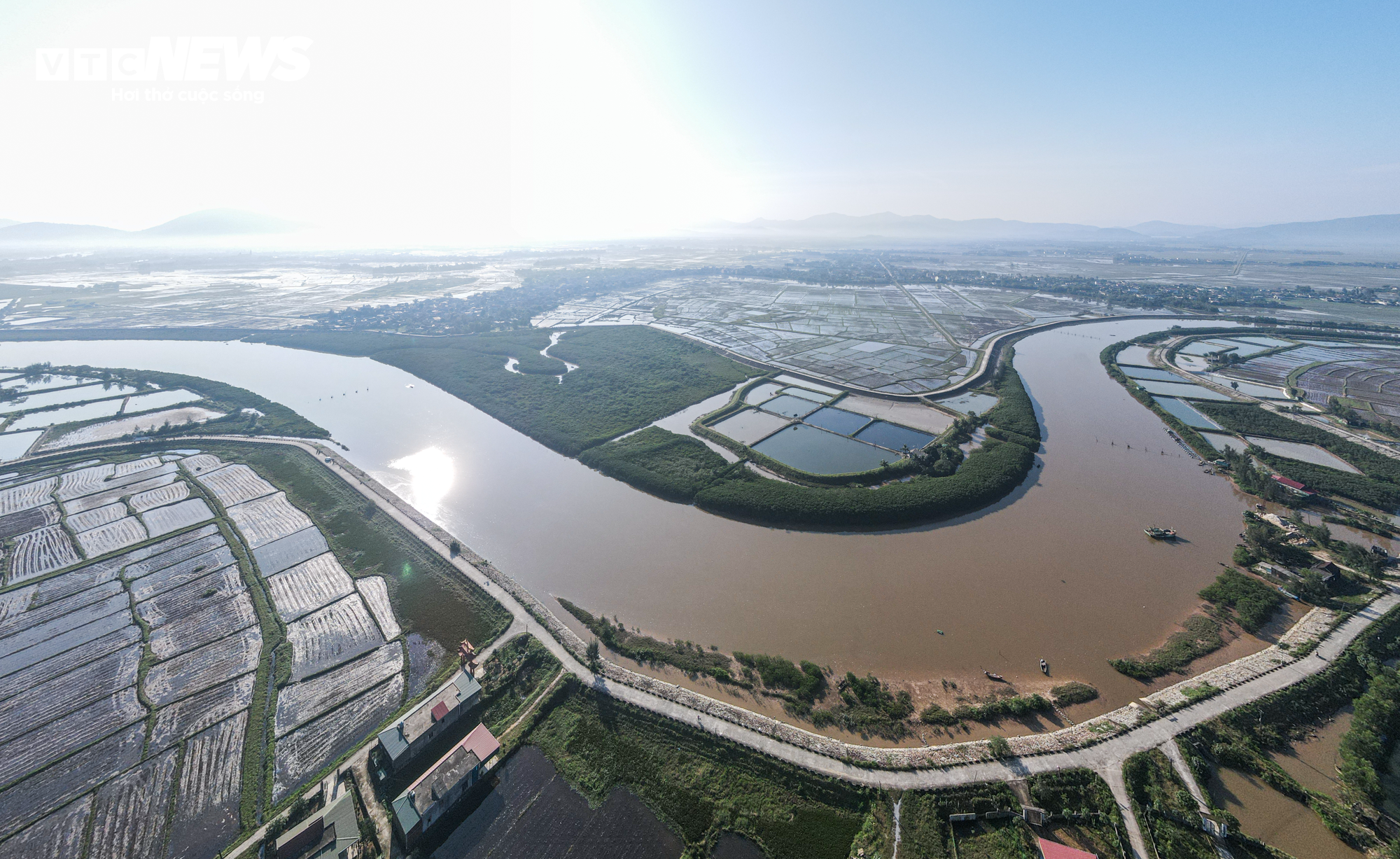 Cảnh sát lật tung đầm lầy rộng 8ha truy bắt tội phạm vượt ngục - 10