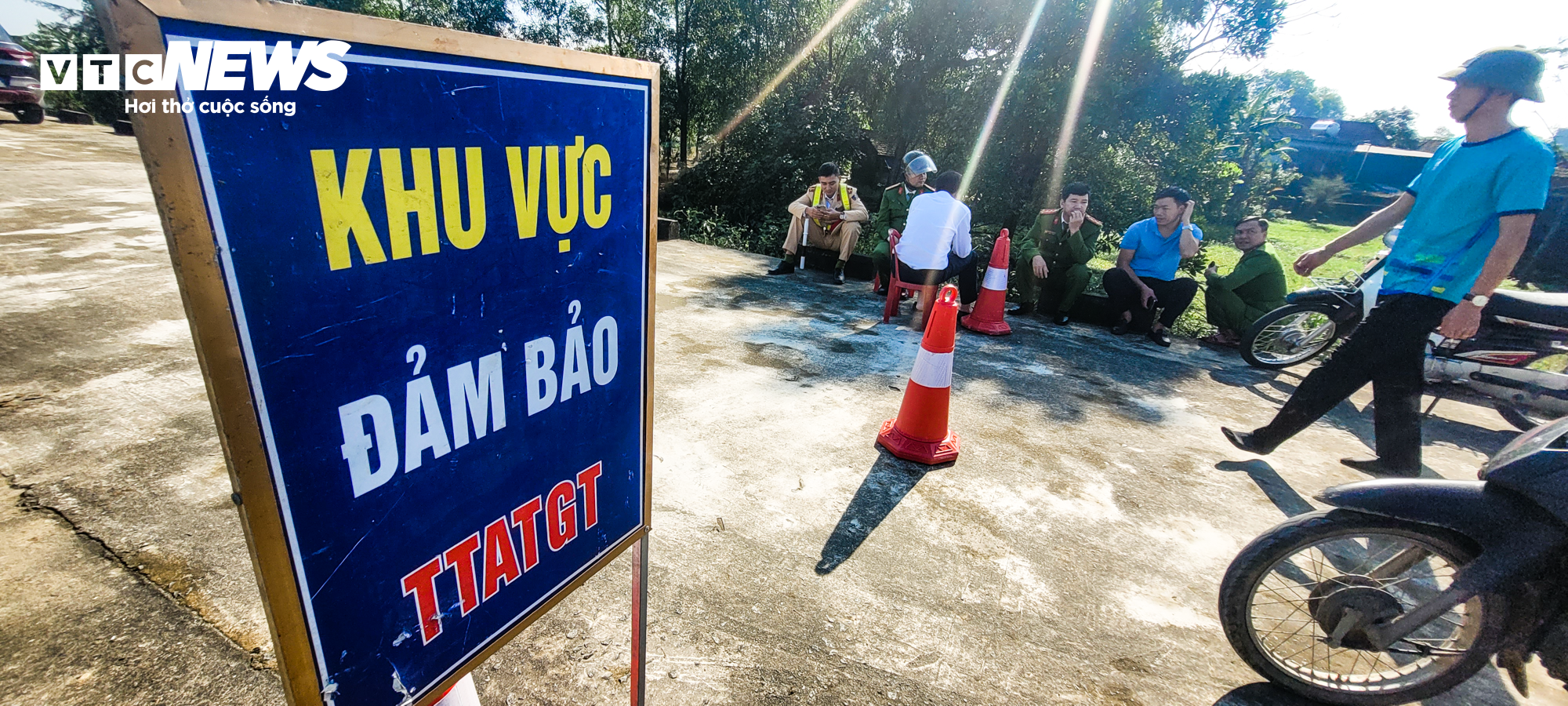 Cảnh sát lật tung đầm lầy rộng 8ha truy bắt tội phạm vượt ngục - 16