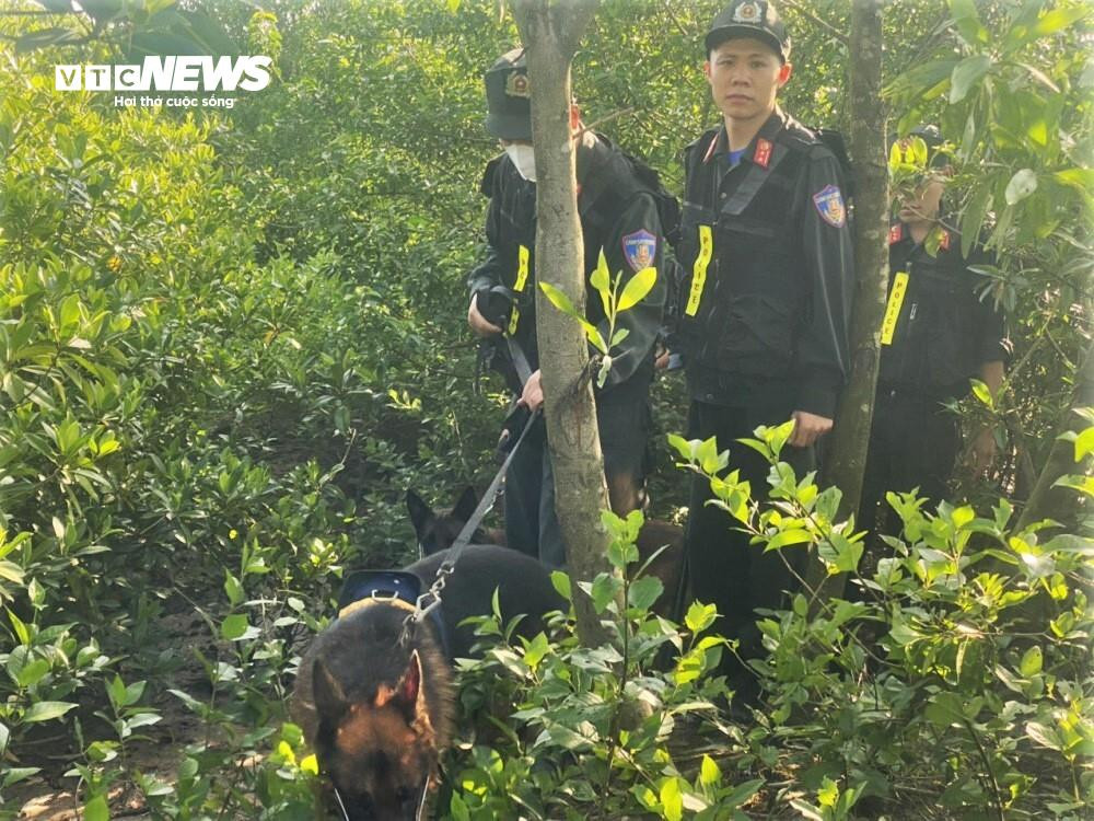 Cảnh sát lật tung đầm lầy rộng 8ha truy bắt tội phạm vượt ngục - 6