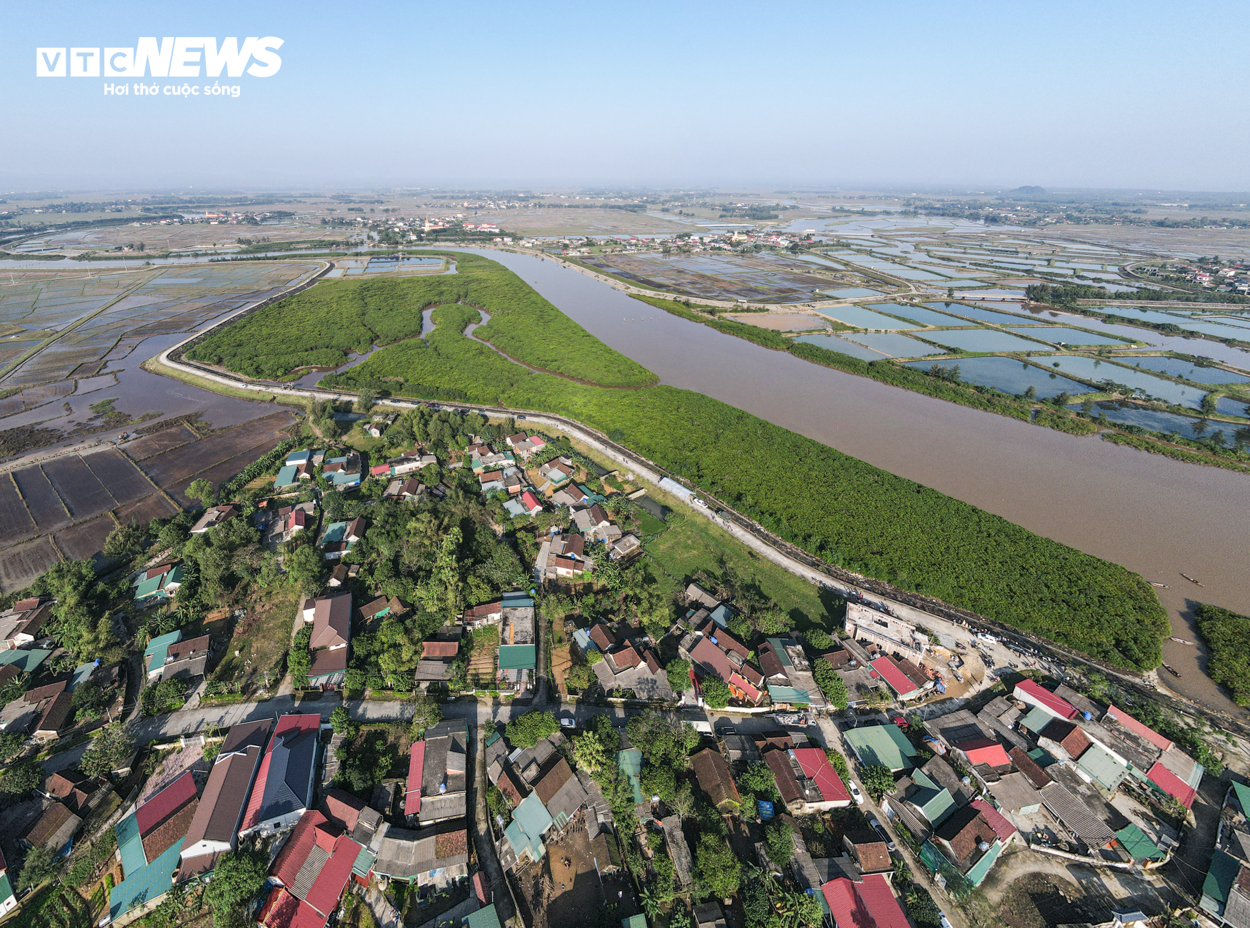 Cảnh sát lật tung đầm lầy rộng 8ha truy bắt tội phạm vượt ngục - 4