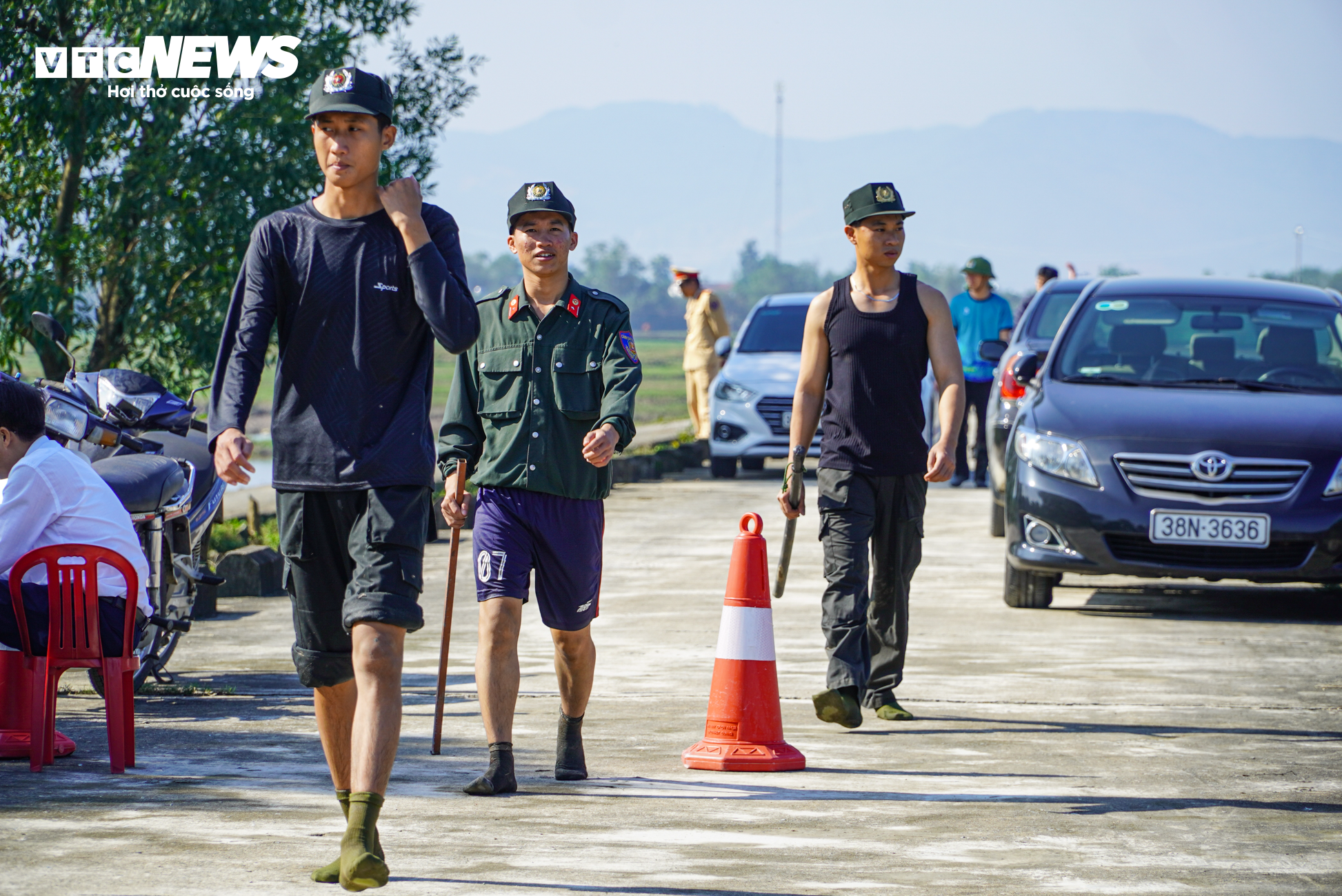 Cảnh sát lật tung đầm lầy rộng 8ha truy bắt tội phạm vượt ngục - 1