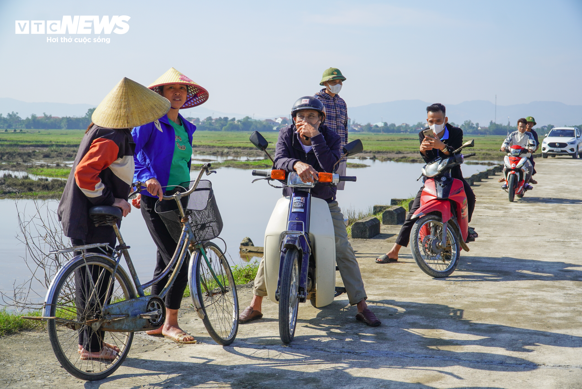 Cảnh sát lật tung đầm lầy rộng 8ha truy bắt tội phạm vượt ngục - 7