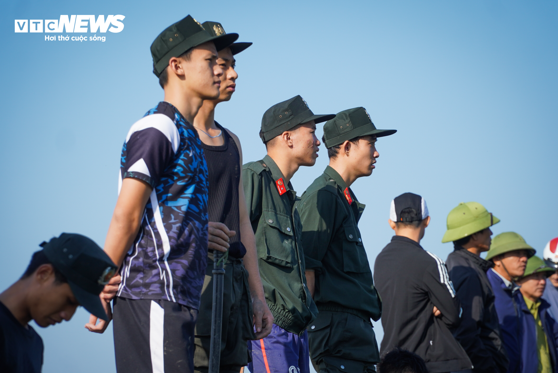 Cảnh sát lật tung đầm lầy rộng 8ha truy bắt tội phạm vượt ngục - 2