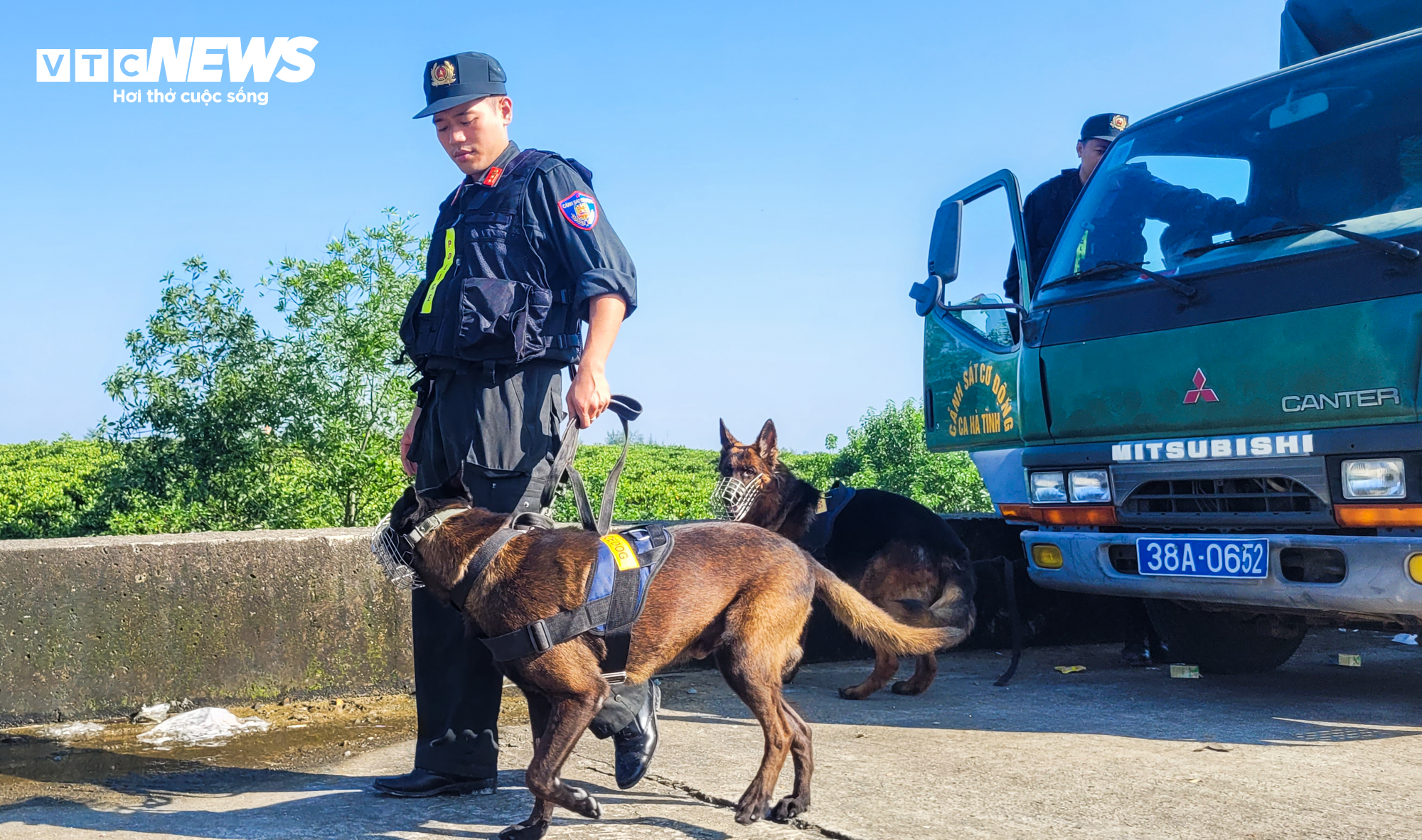 Cảnh sát lật tung đầm lầy rộng 8ha truy bắt tội phạm vượt ngục - 14