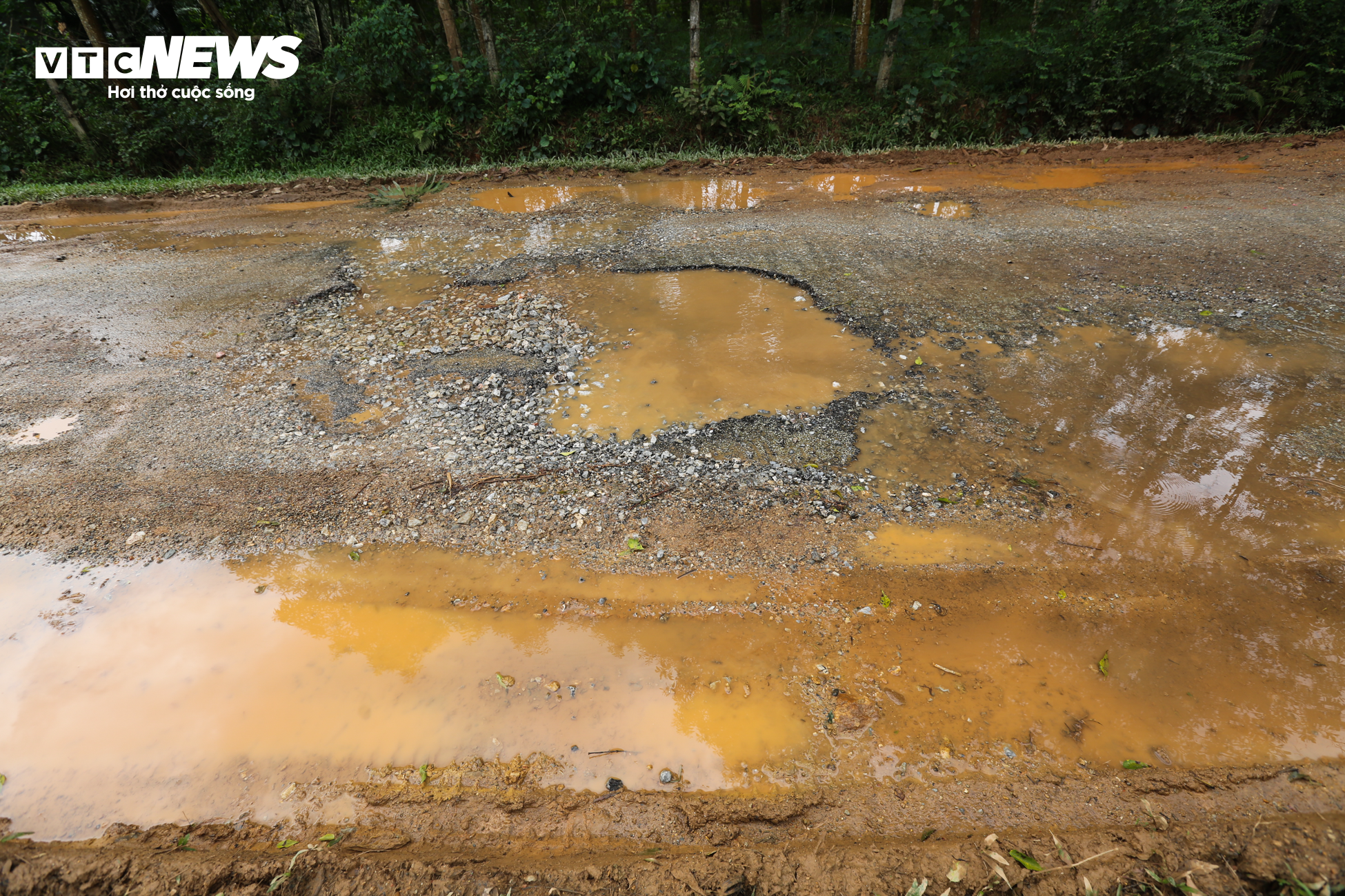 Dân khổ sở đi lại trên tuyến đường độc đạo vào xã miền núi ở Hà Tĩnh - 2
