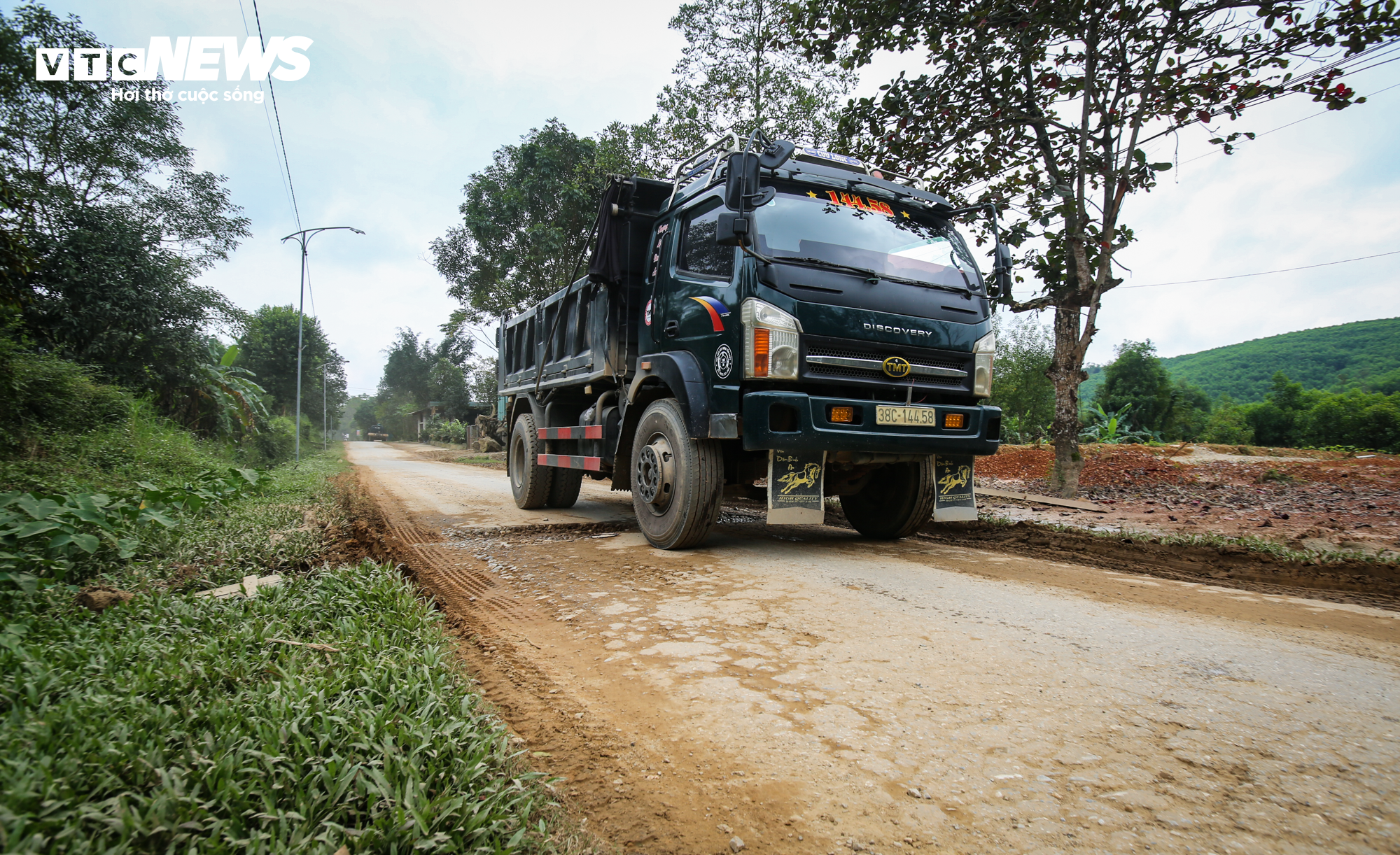 Dân khổ sở đi lại trên tuyến đường độc đạo vào xã miền núi ở Hà Tĩnh - 13