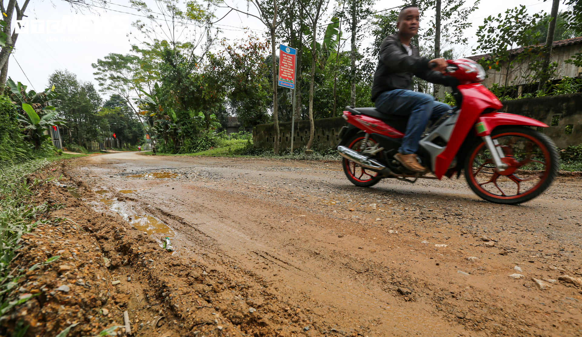 Dân khổ sở đi lại trên tuyến đường độc đạo vào xã miền núi ở Hà Tĩnh - 6
