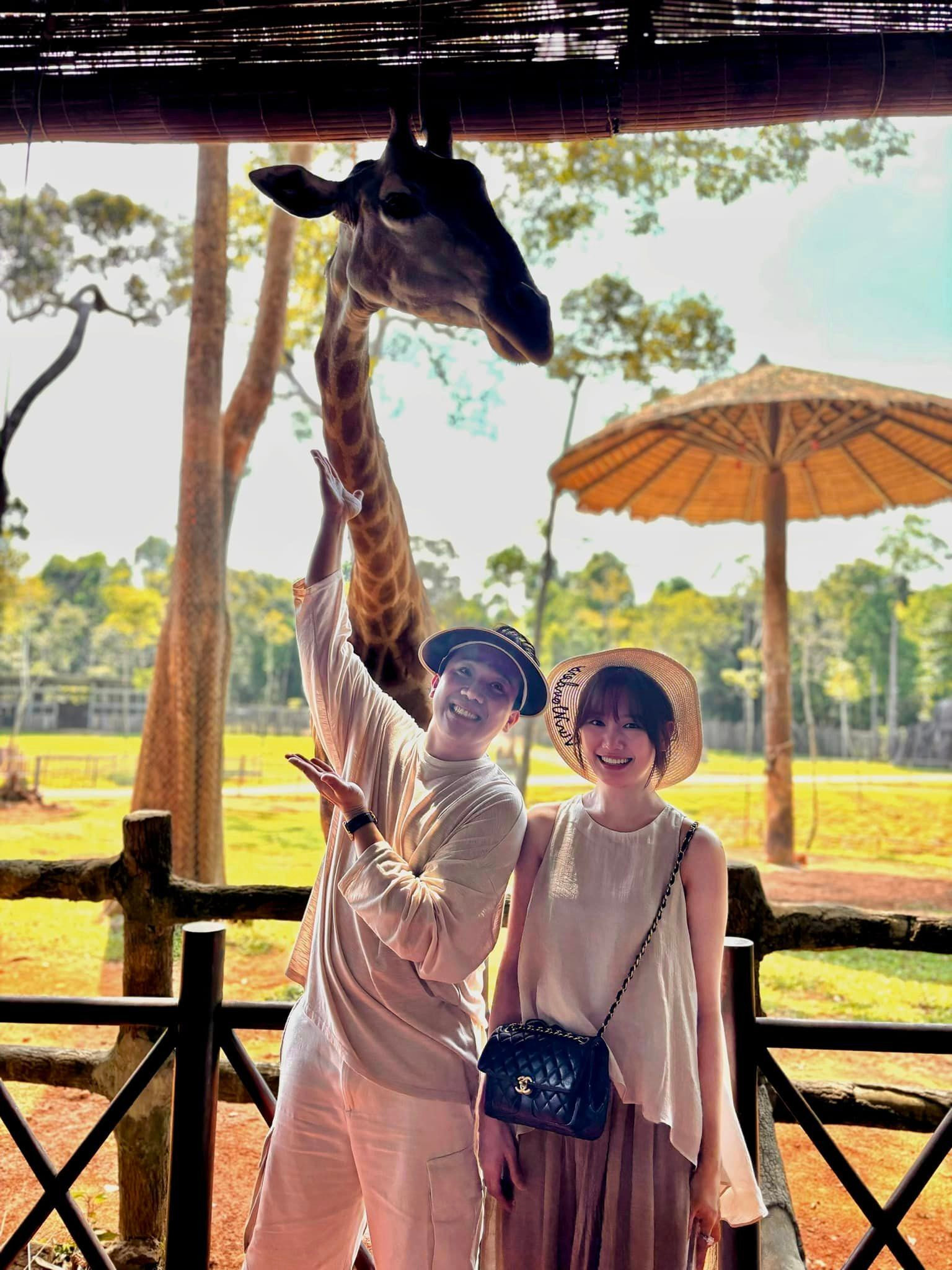 Sao Việt 15/12: Lê Âu Ngân Anh sinh con, vợ chồng Trấn Thành 'hâm nóng' tình cảm - 1