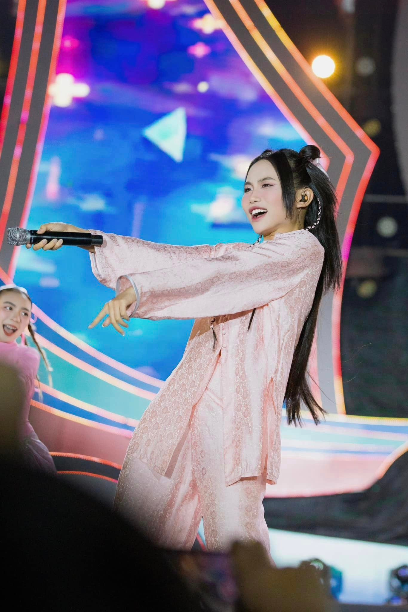 Sao Việt 15/12: Lê Âu Ngân Anh sinh con, vợ chồng Trấn Thành 'hâm nóng' tình cảm - 6