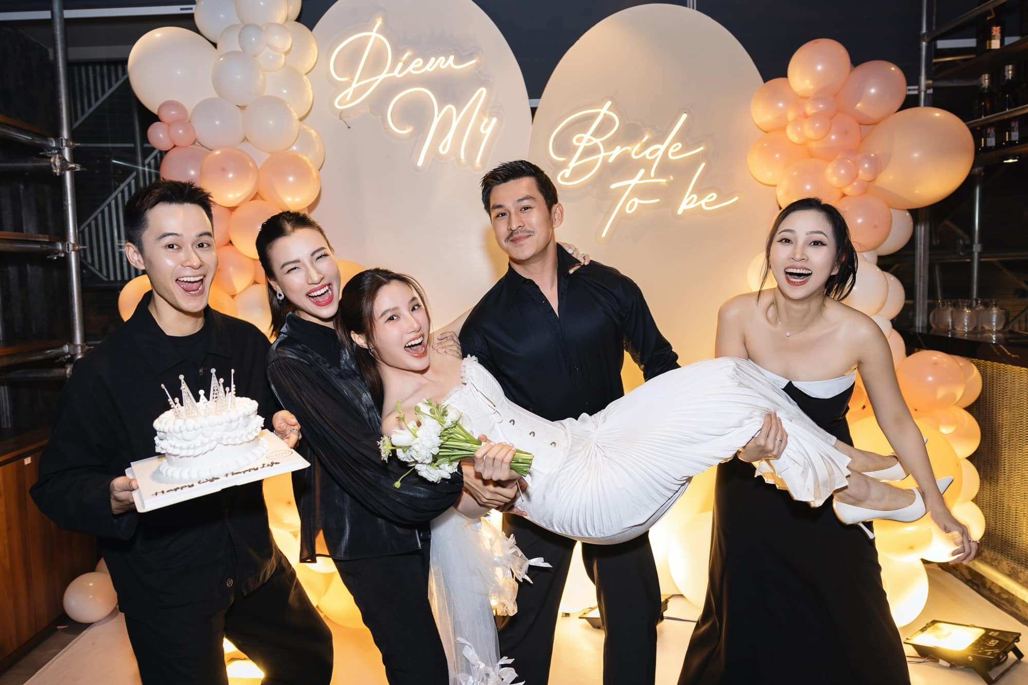 Sao Việt 15/12: Lê Âu Ngân Anh sinh con, vợ chồng Trấn Thành 'hâm nóng' tình cảm - 5