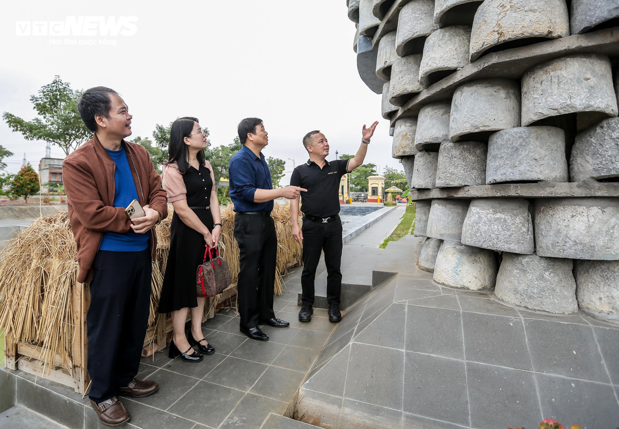 Chiêm ngưỡng 1.012 cối đá cũ xếp hình bông lúa được xác lập kỷ lục châu Á - 10