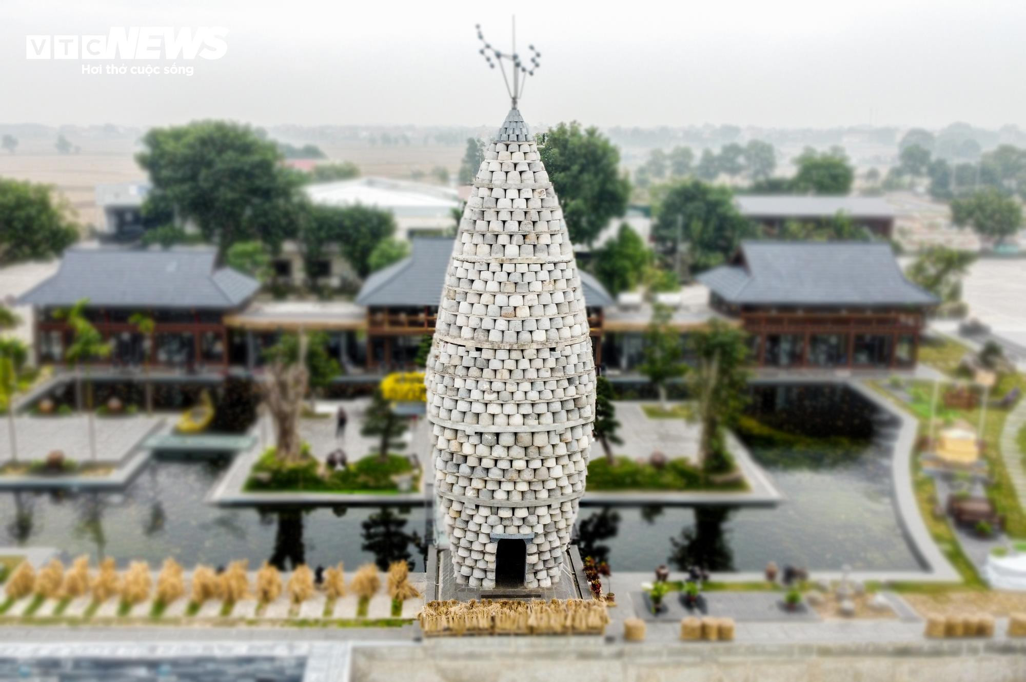 Chiêm ngưỡng 1.012 cối đá cũ xếp hình bông lúa được xác lập kỷ lục châu Á - 1