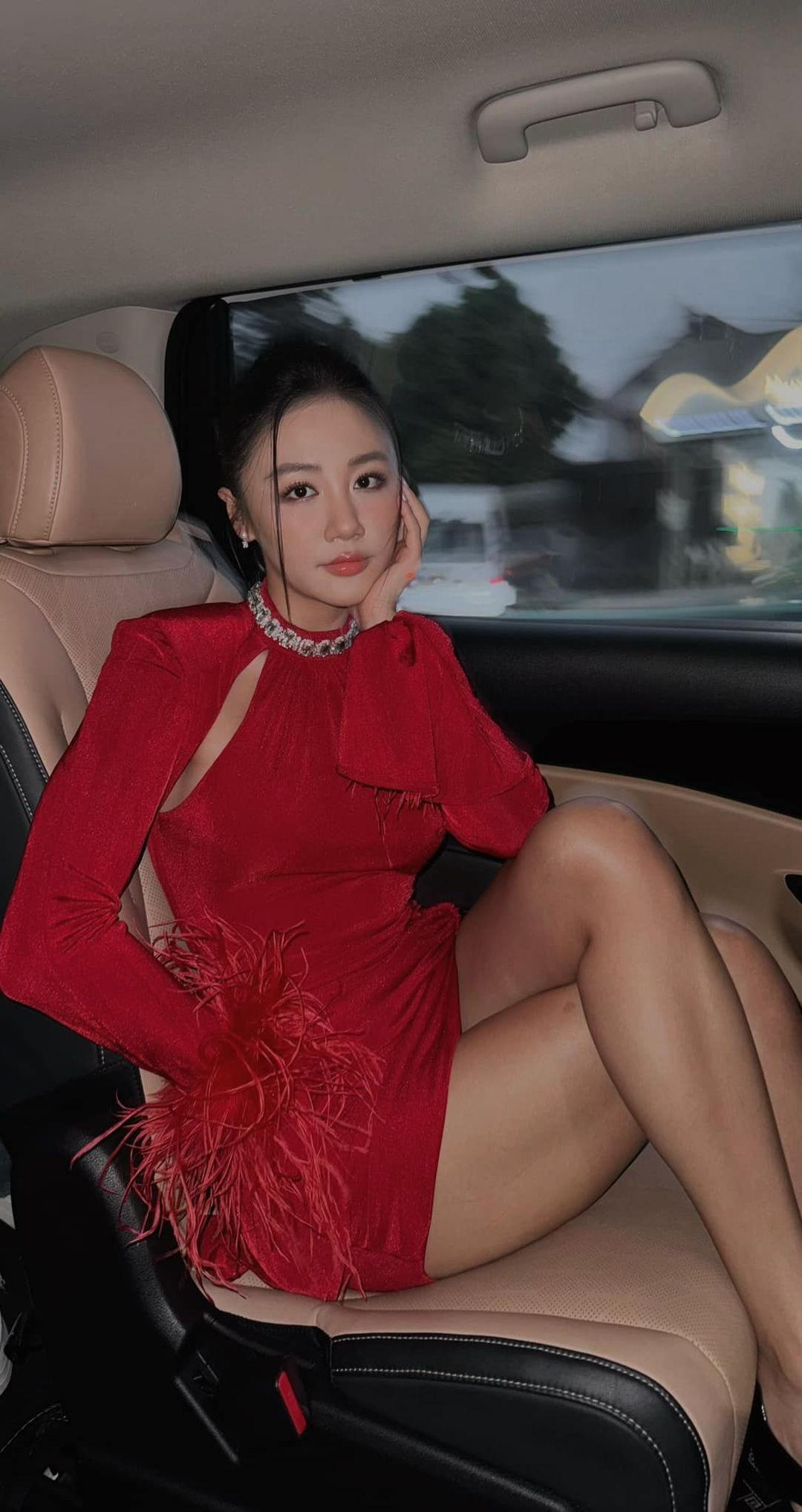 Sao Việt 17/12: Hà Hồ mặc áo xuyên thấu, Mai Phương Thuý tự tin khoe mặt mộc - 8