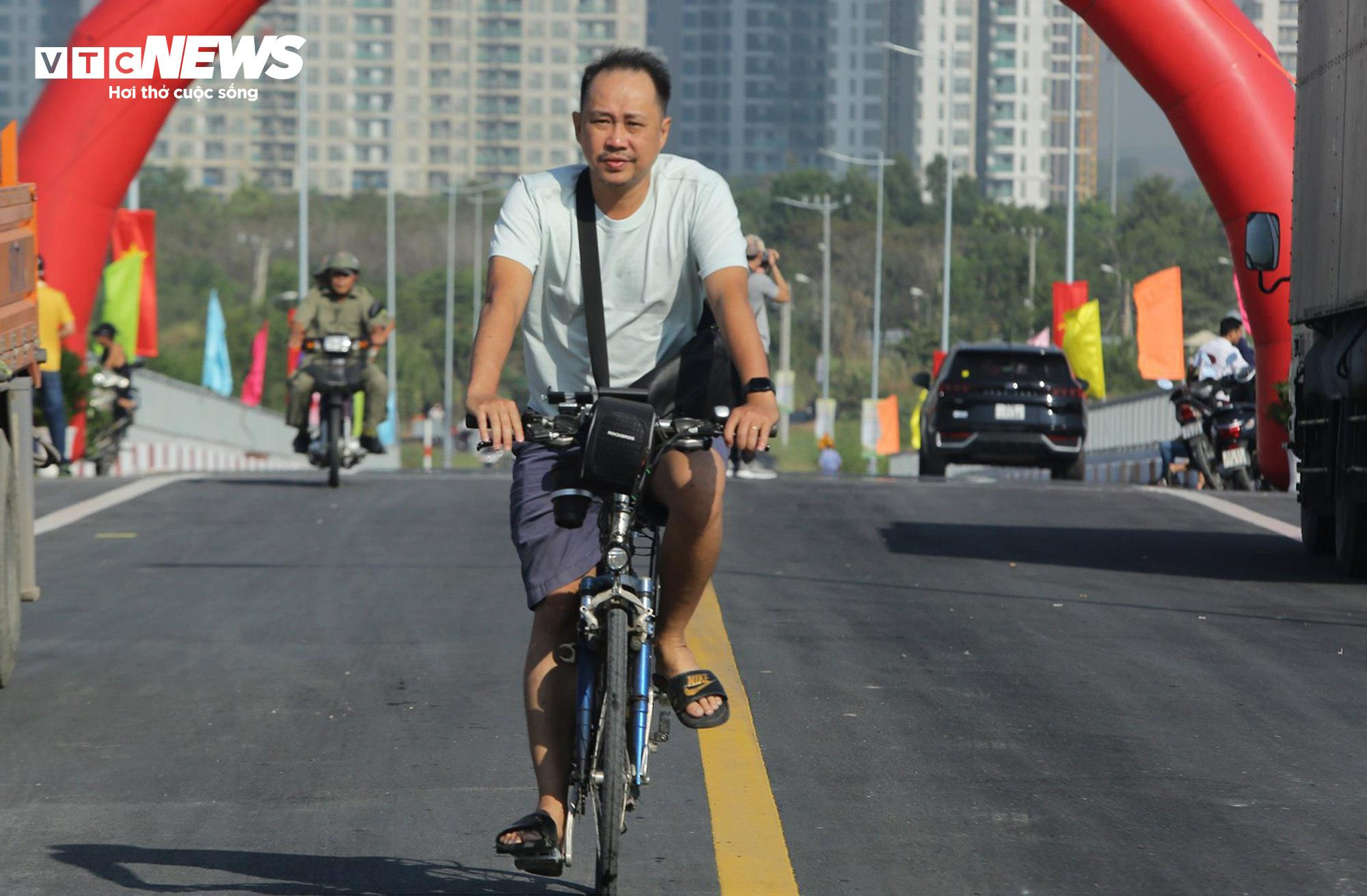 TP.HCM thông xe cầu Long Đại, dân hết cảnh đi vòng 10km để qua sông - 11