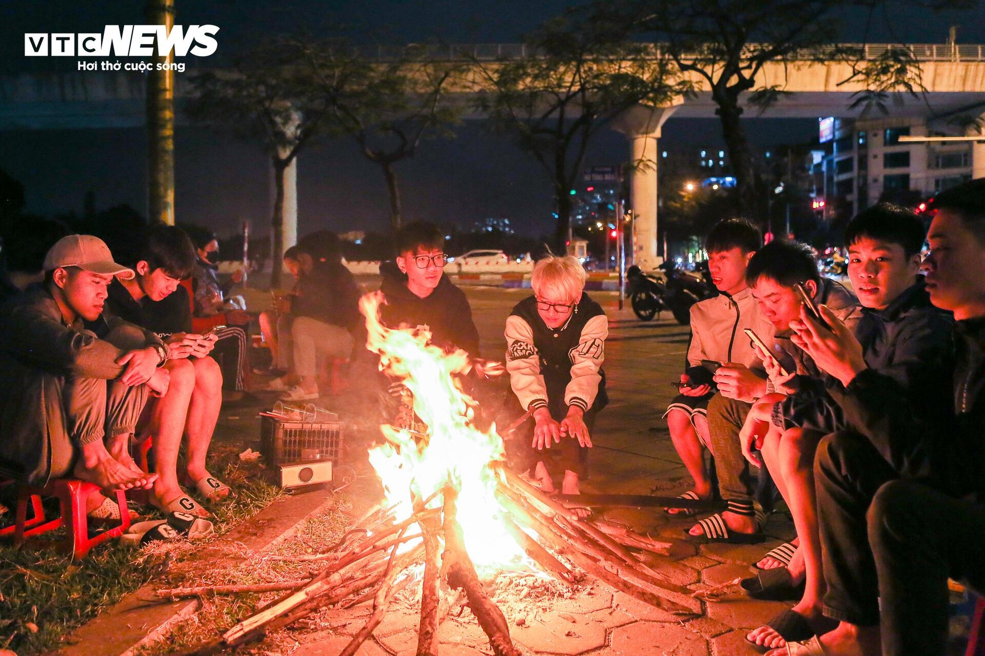 Người Hà Nội đốt lửa sưởi ấm trong đêm rét đậm đầu tiên - 11
