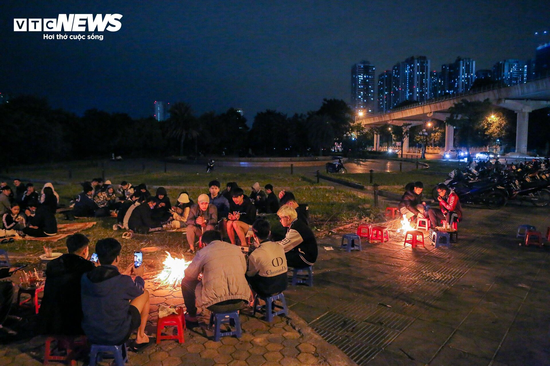 Người Hà Nội đốt lửa sưởi ấm trong đêm rét đậm đầu tiên - 9