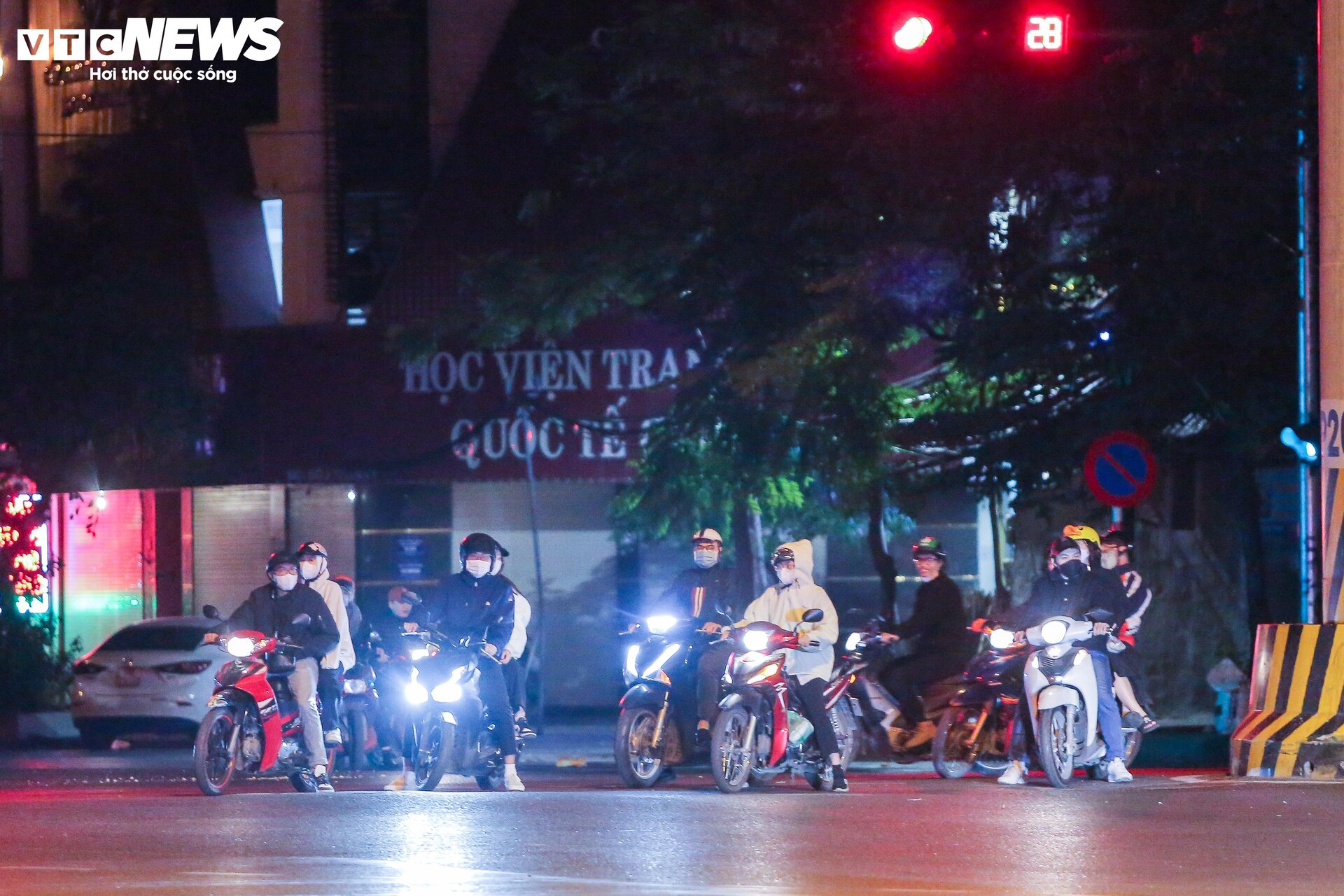 Người Hà Nội đốt lửa sưởi ấm trong đêm rét đậm đầu tiên - 1