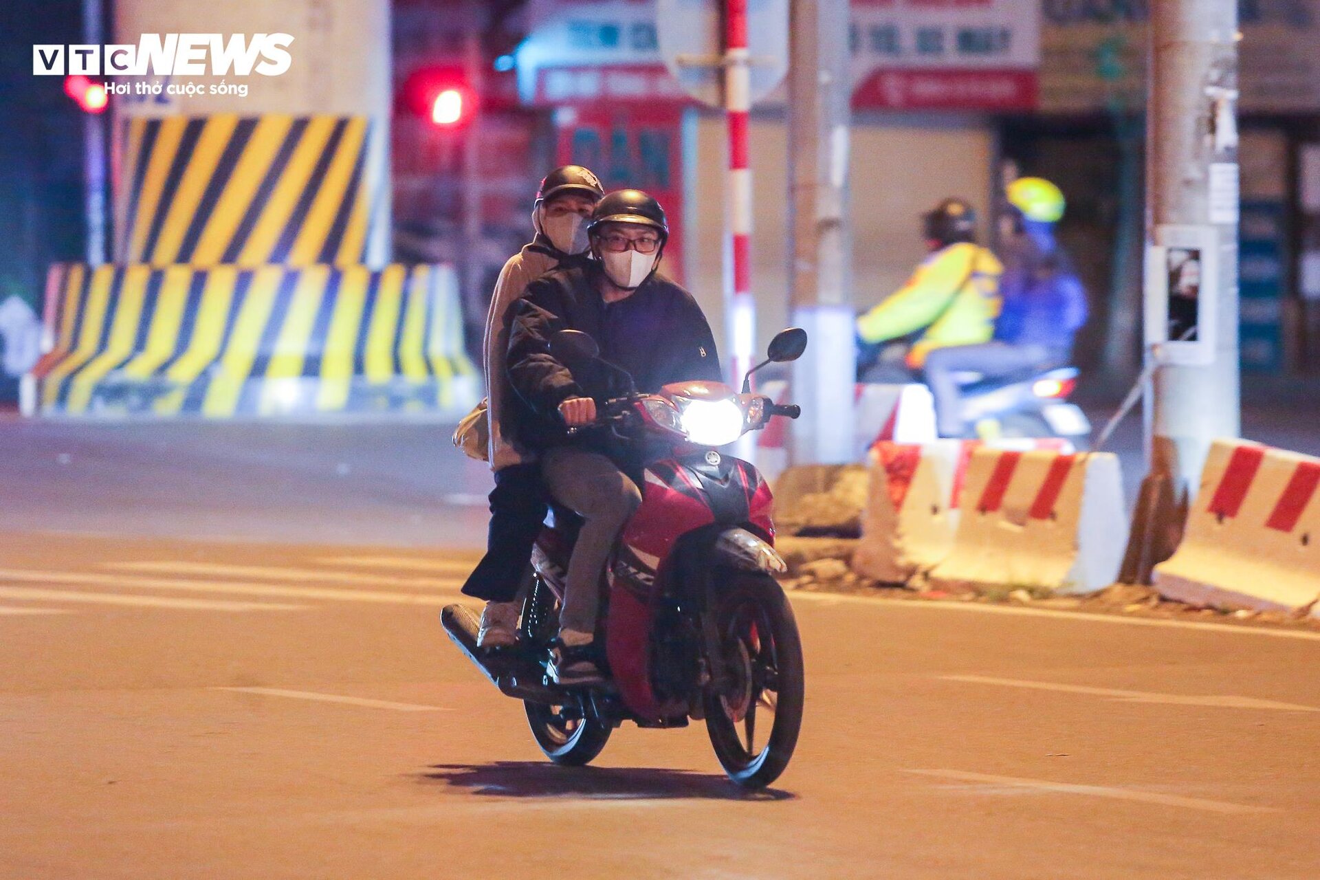 Người Hà Nội đốt lửa sưởi ấm trong đêm rét đậm đầu tiên - 18