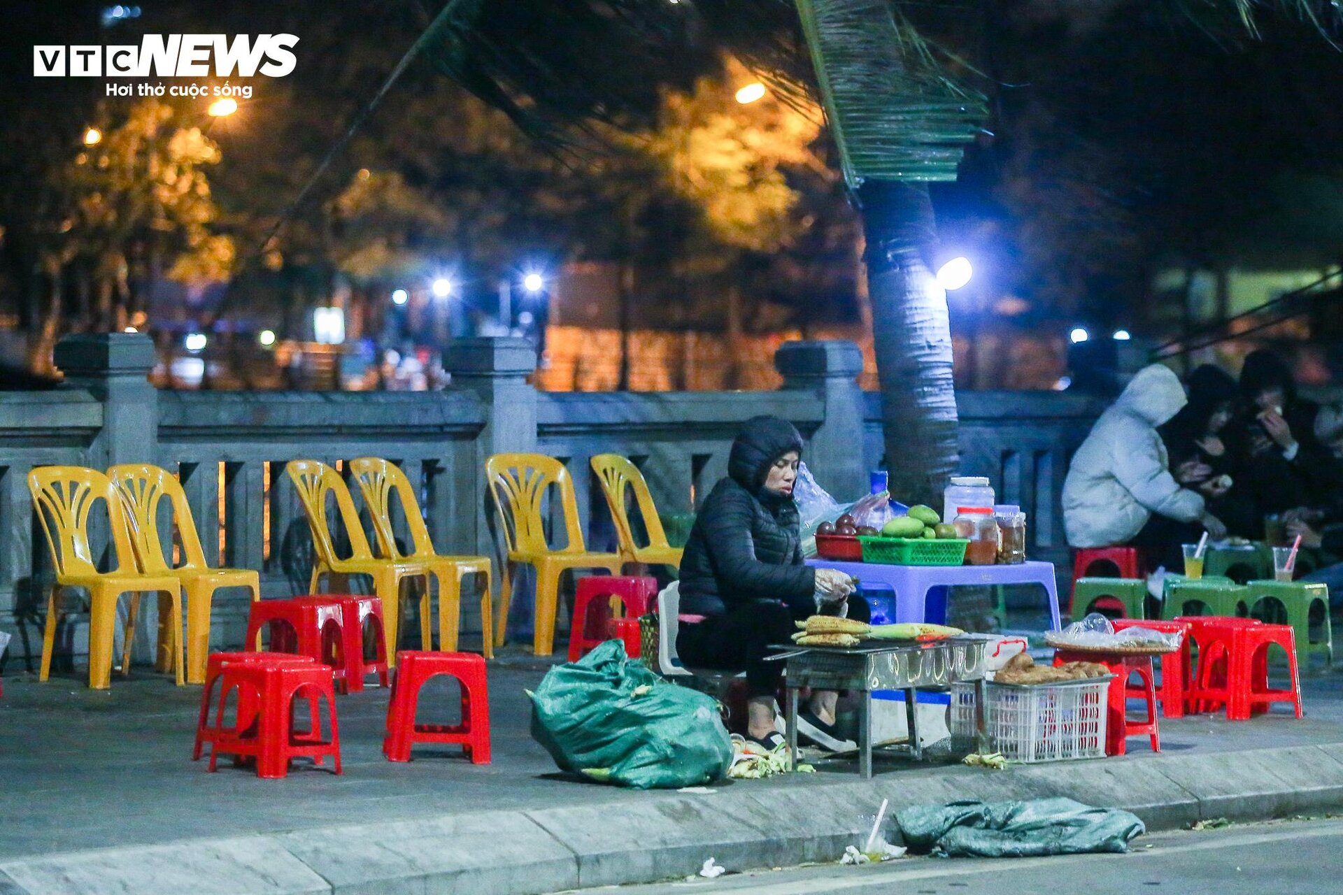 Người Hà Nội đốt lửa sưởi ấm trong đêm rét đậm đầu tiên - 14