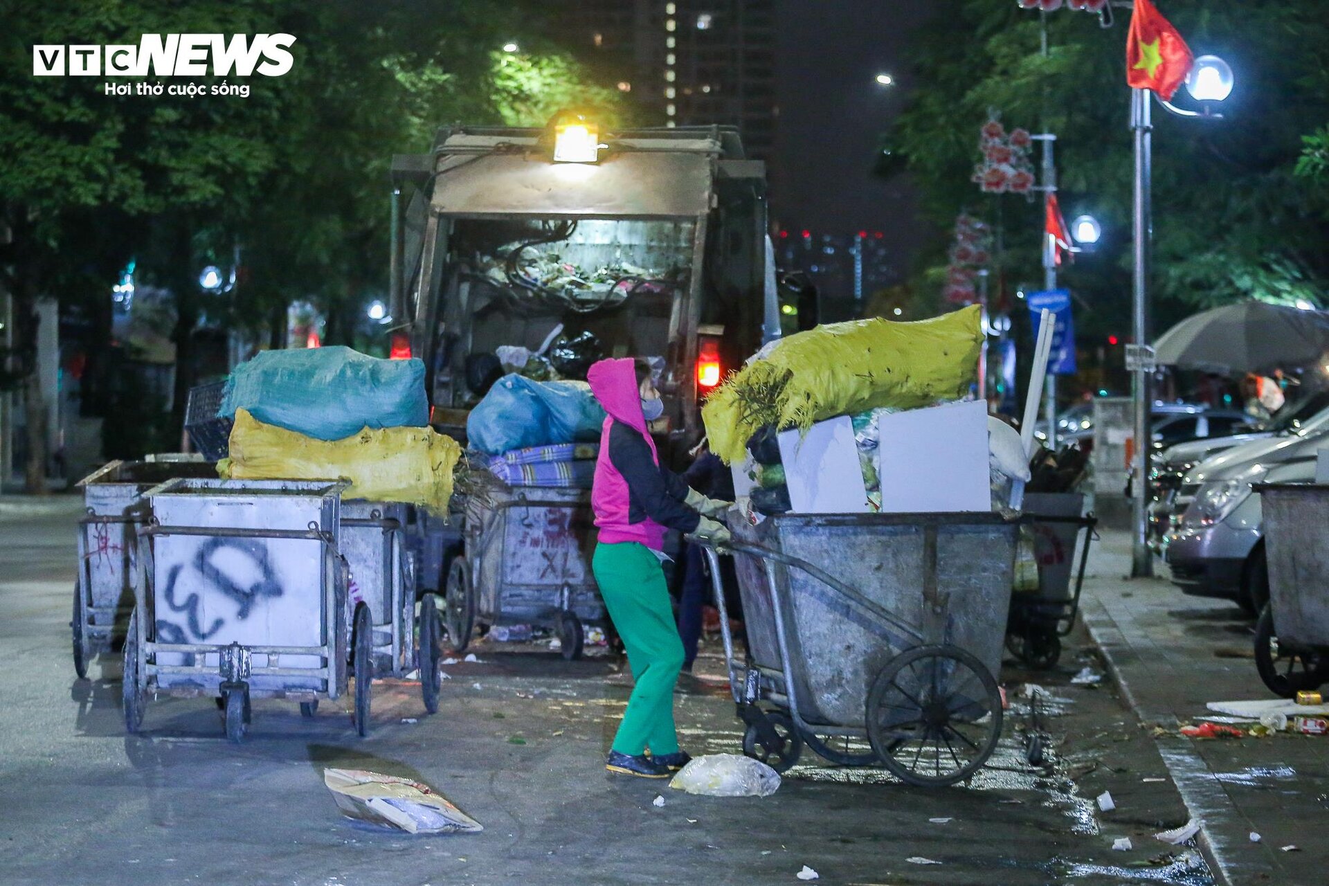 Người Hà Nội đốt lửa sưởi ấm trong đêm rét đậm đầu tiên - 16