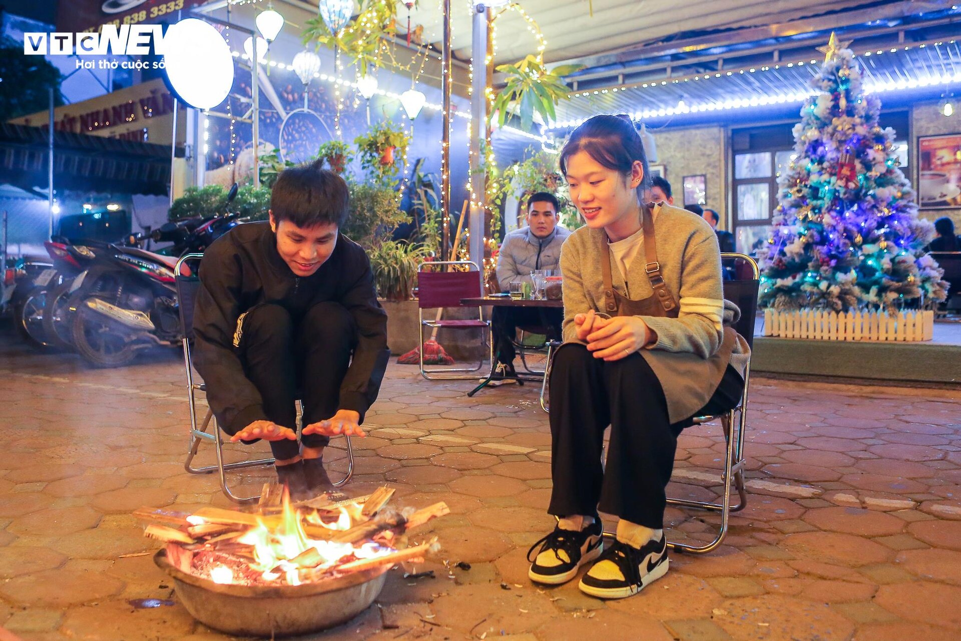 Người Hà Nội đốt lửa sưởi ấm trong đêm rét đậm đầu tiên - 8