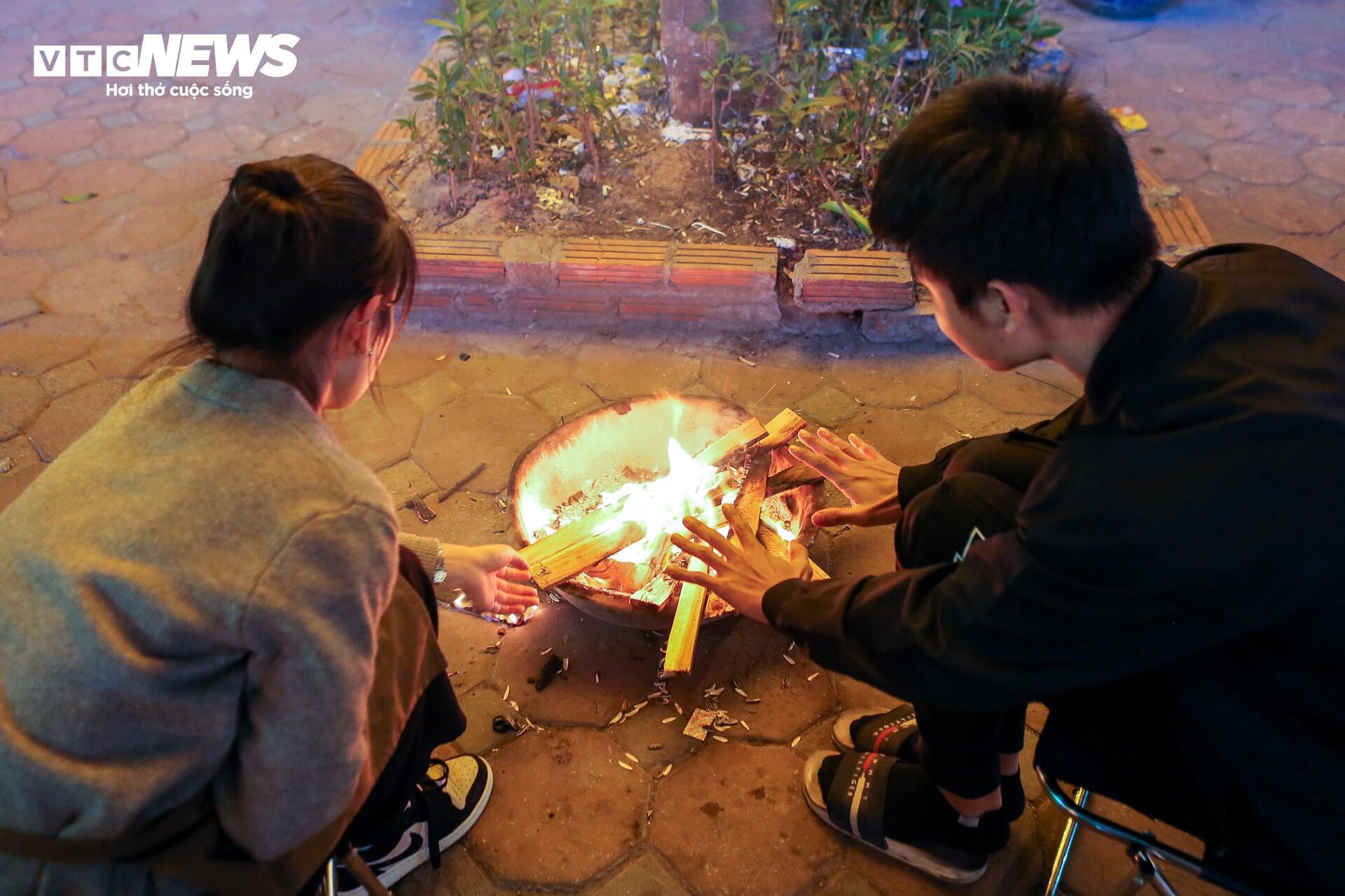 Người Hà Nội đốt lửa sưởi ấm trong đêm rét đậm đầu tiên - 7