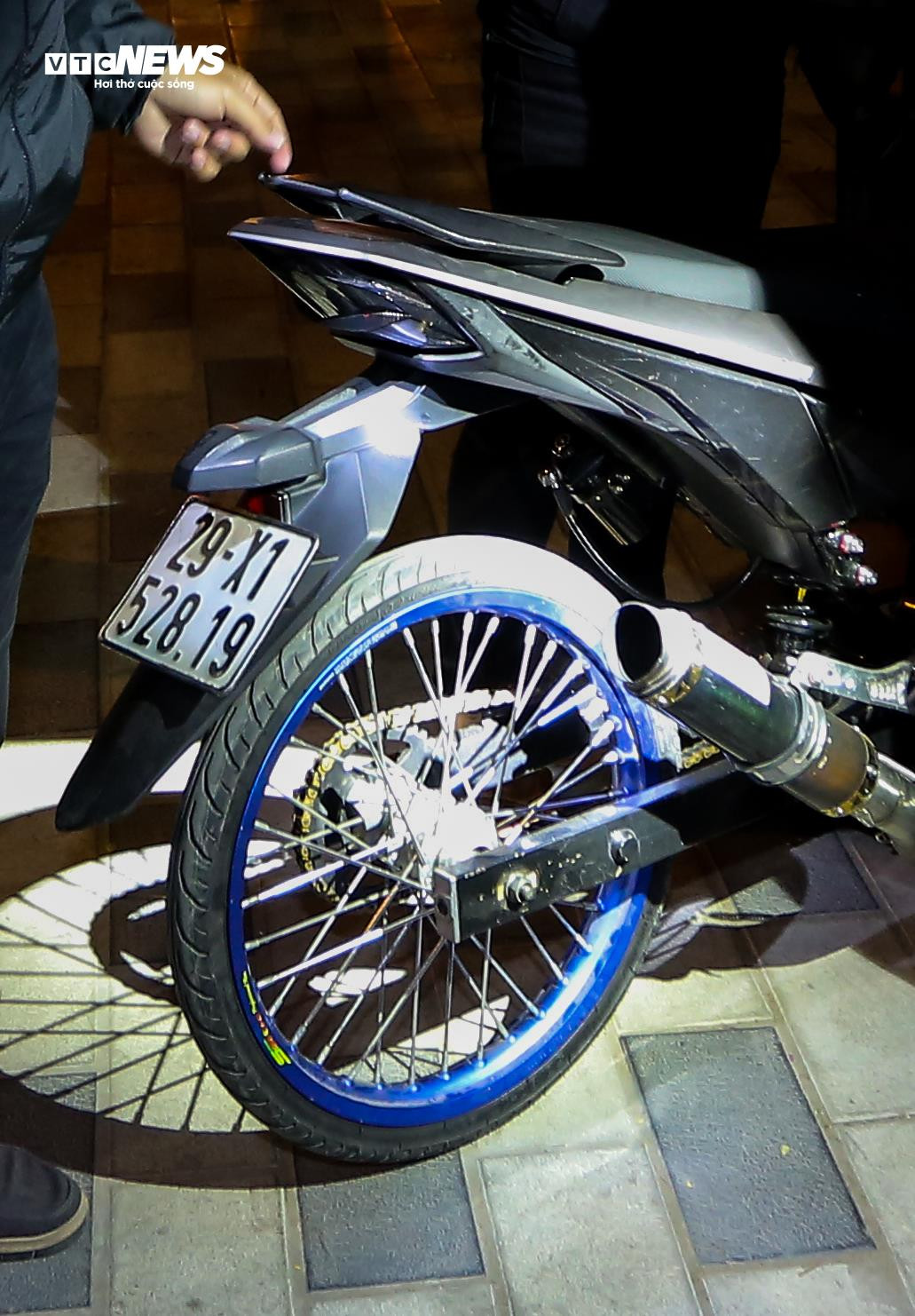 Cảnh sát 141 hóa trang đón lõng các 'quái xế' độ xe, nẹt pô trên phố Hà Nội - 8