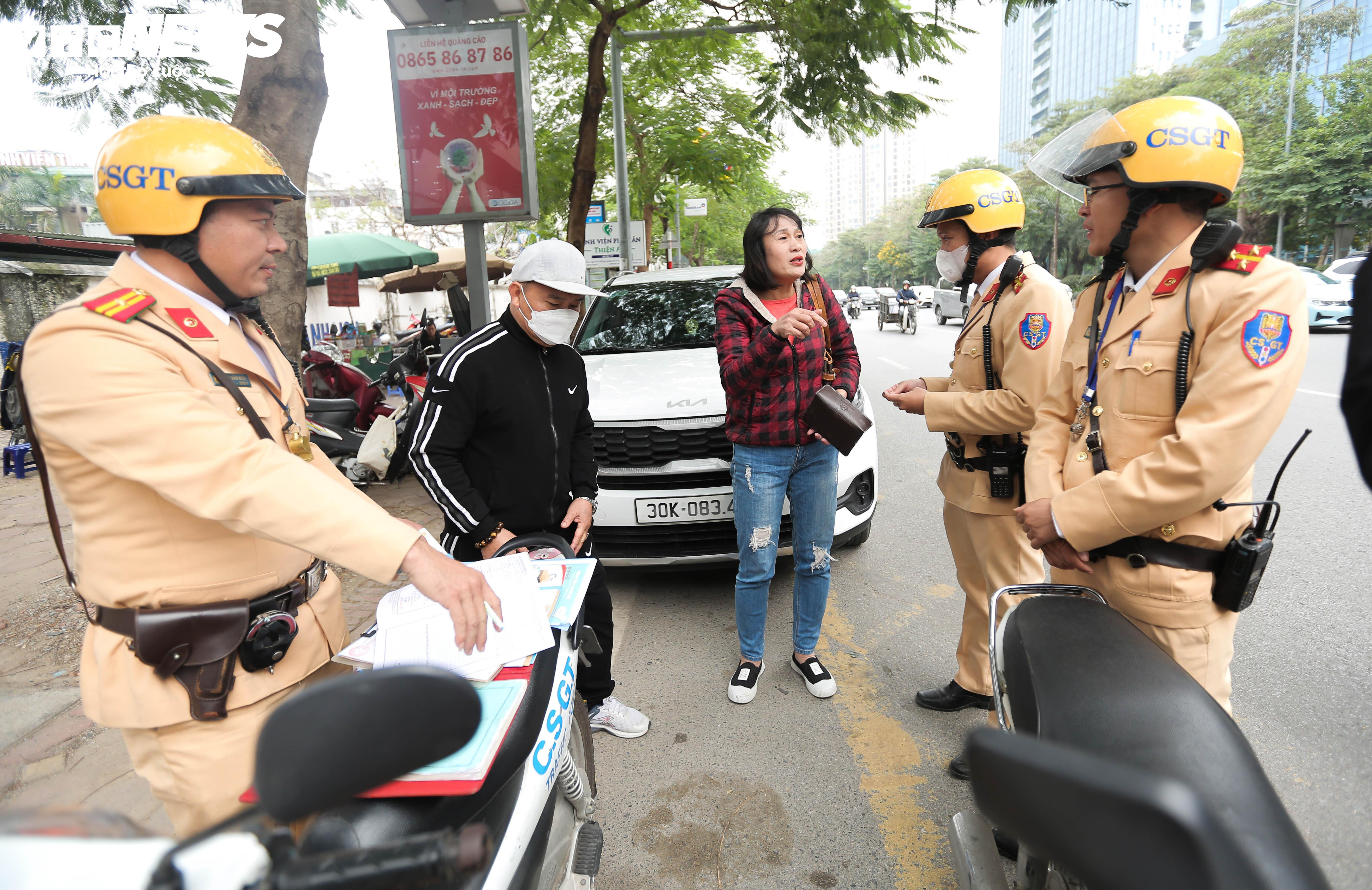 Ngày đầu ra quân, CSGT Hà Nội phạt nhiều ô tô đỗ sai quy định - 6
