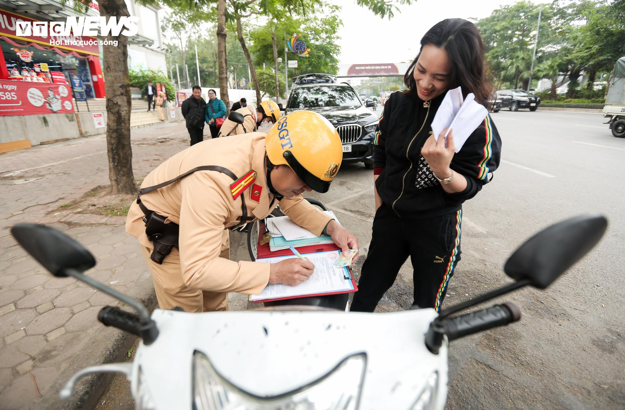 Ngày đầu ra quân, CSGT Hà Nội phạt nhiều ô tô đỗ sai quy định - 8