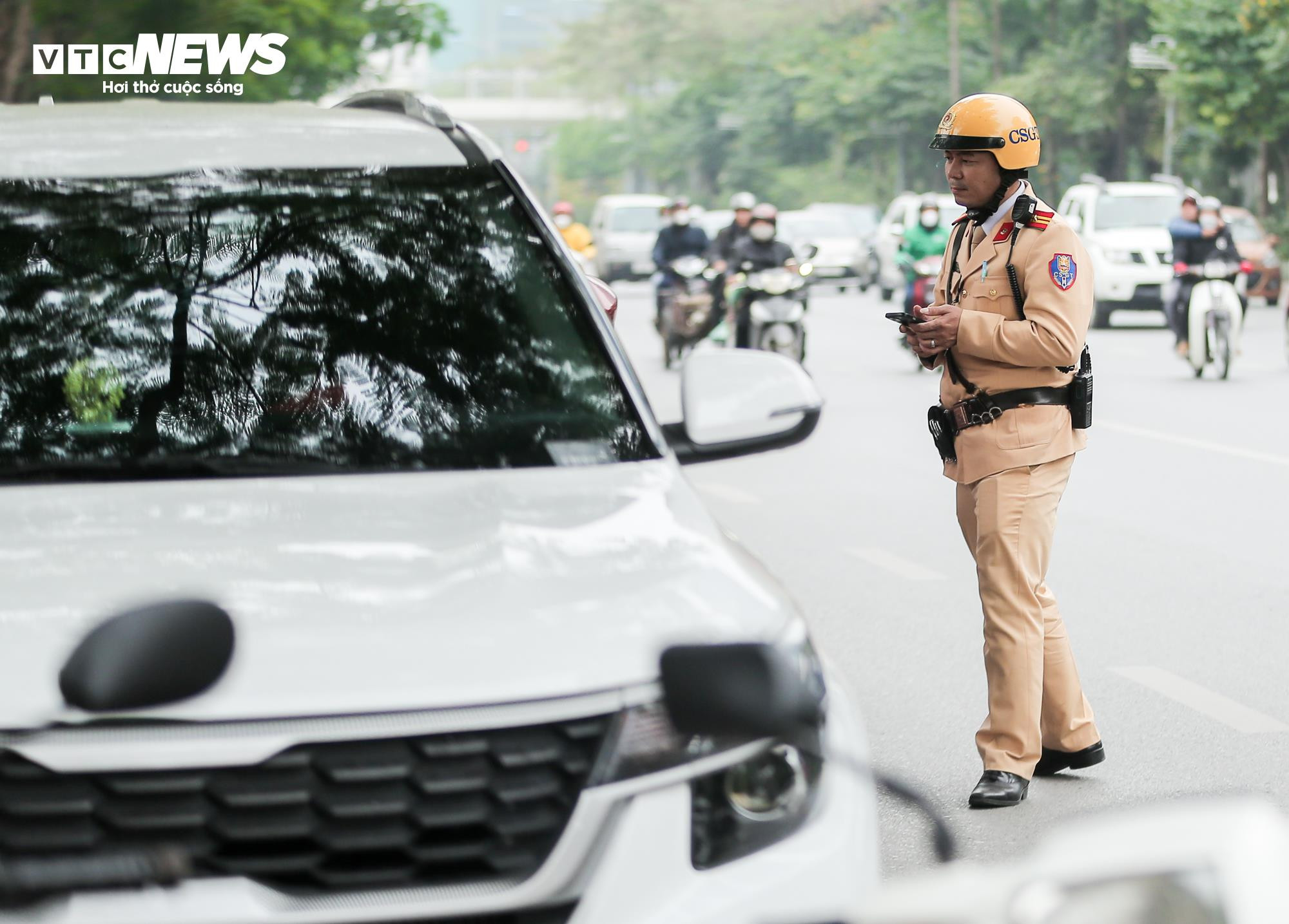 Ngày đầu ra quân, CSGT Hà Nội phạt nhiều ô tô đỗ sai quy định - 12