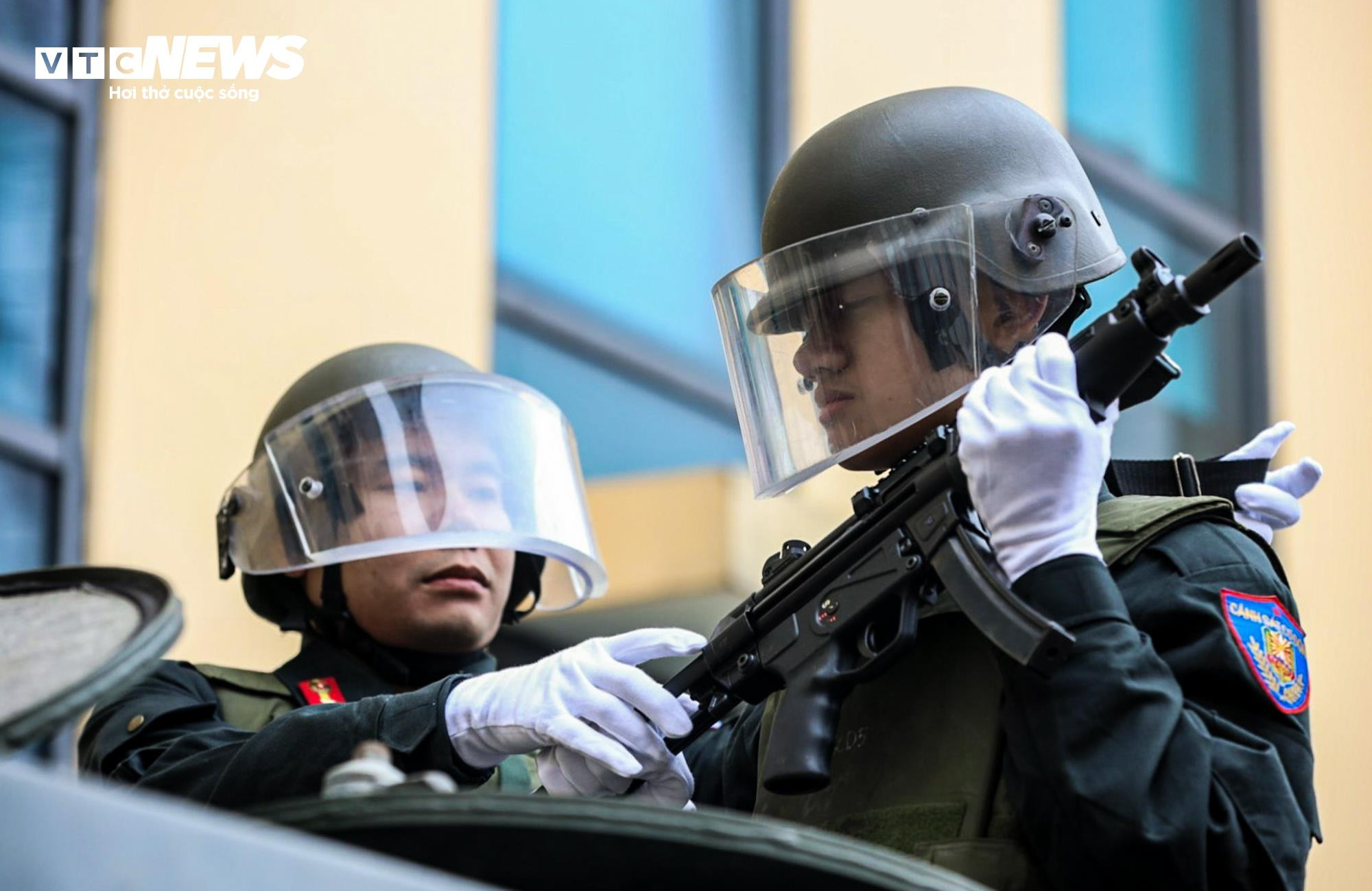 Ngày đầu ra quân, CSGT Hà Nội phạt nhiều ô tô đỗ sai quy định - 3