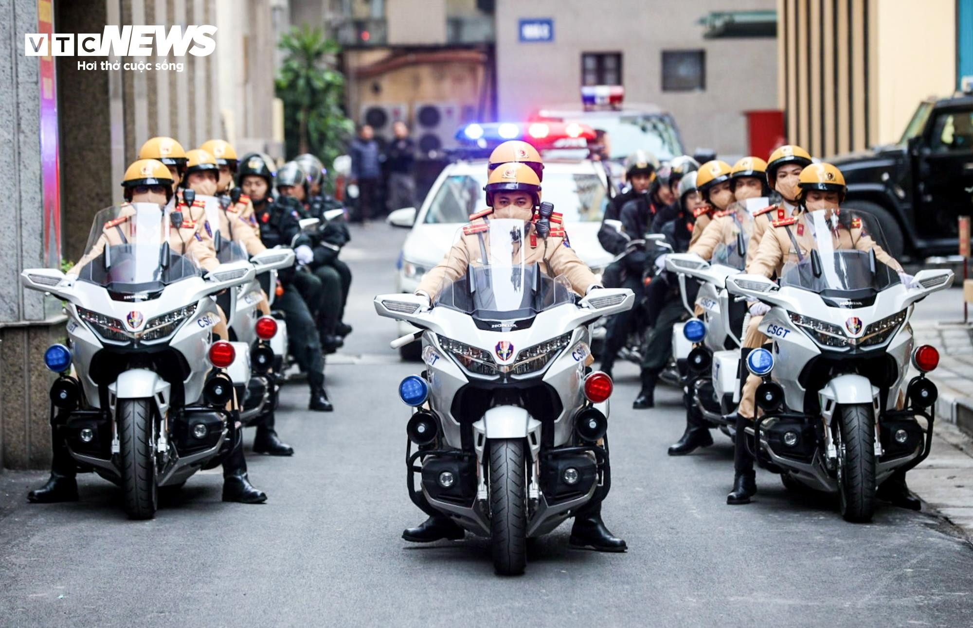 Ngày đầu ra quân, CSGT Hà Nội phạt nhiều ô tô đỗ sai quy định - 1