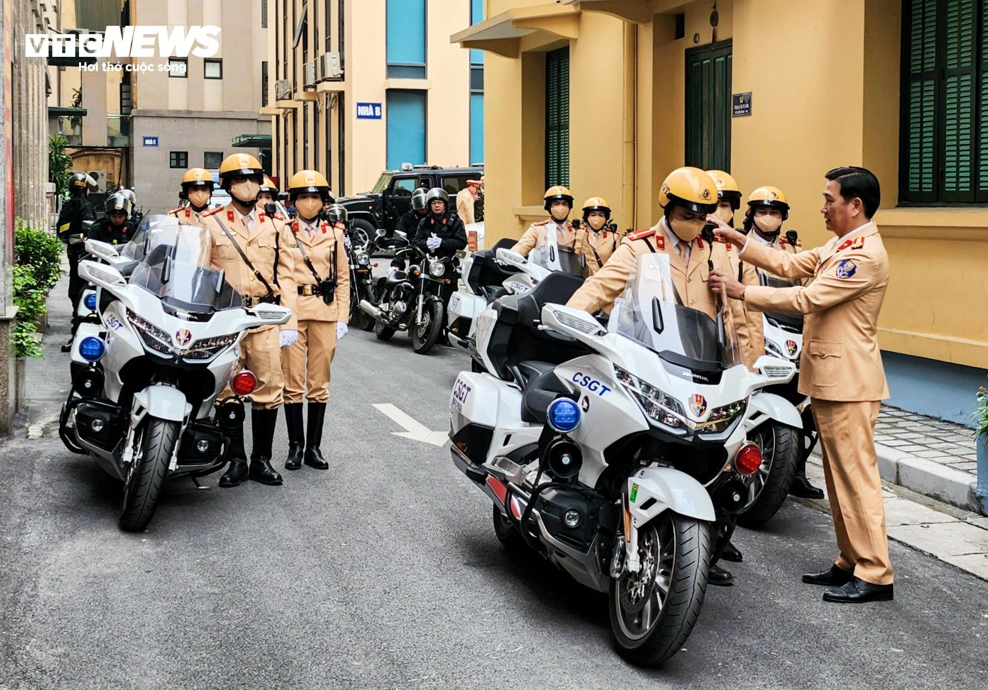 Ngày đầu ra quân, CSGT Hà Nội phạt nhiều ô tô đỗ sai quy định - 4