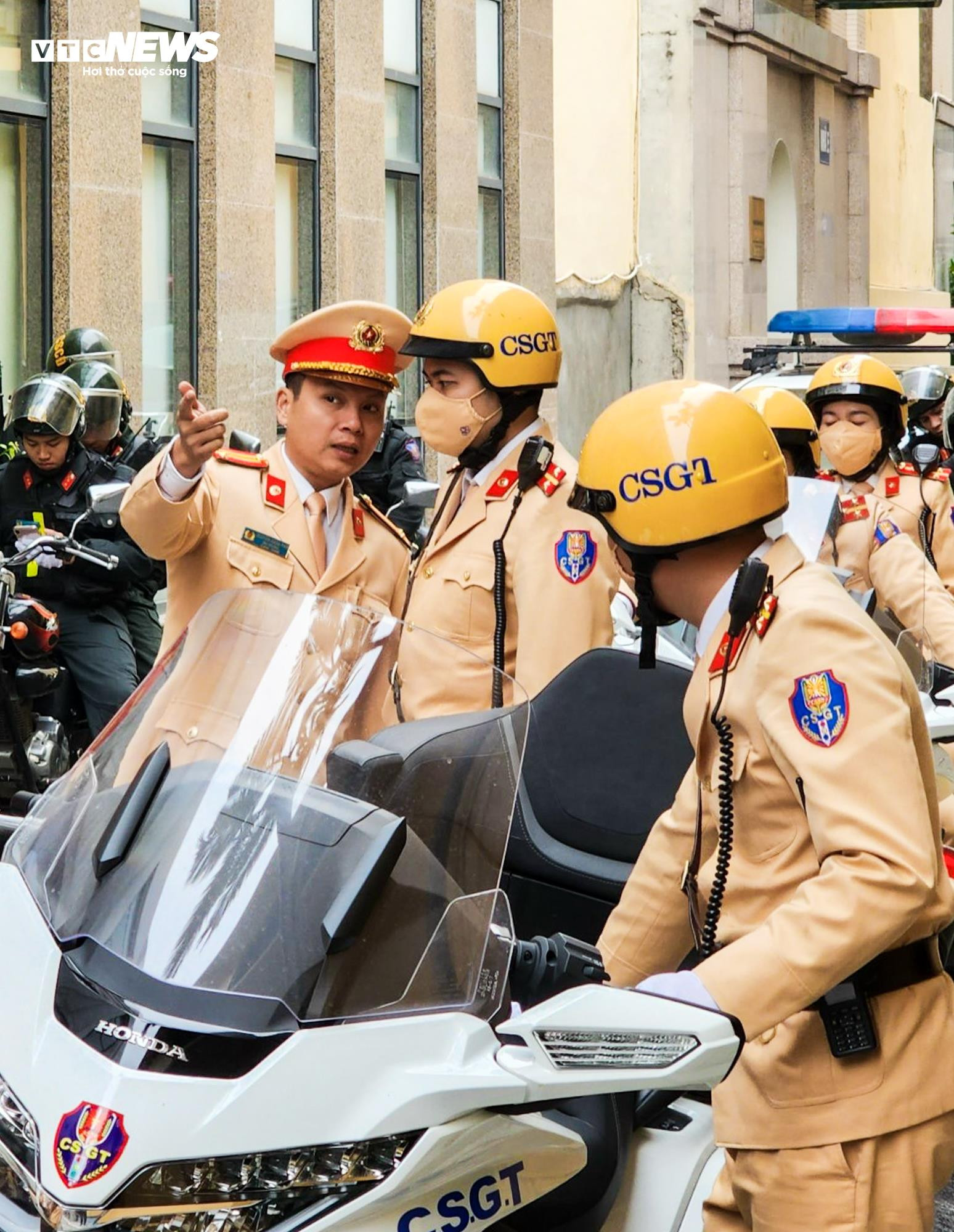 Ngày đầu ra quân, CSGT Hà Nội phạt nhiều ô tô đỗ sai quy định - 2