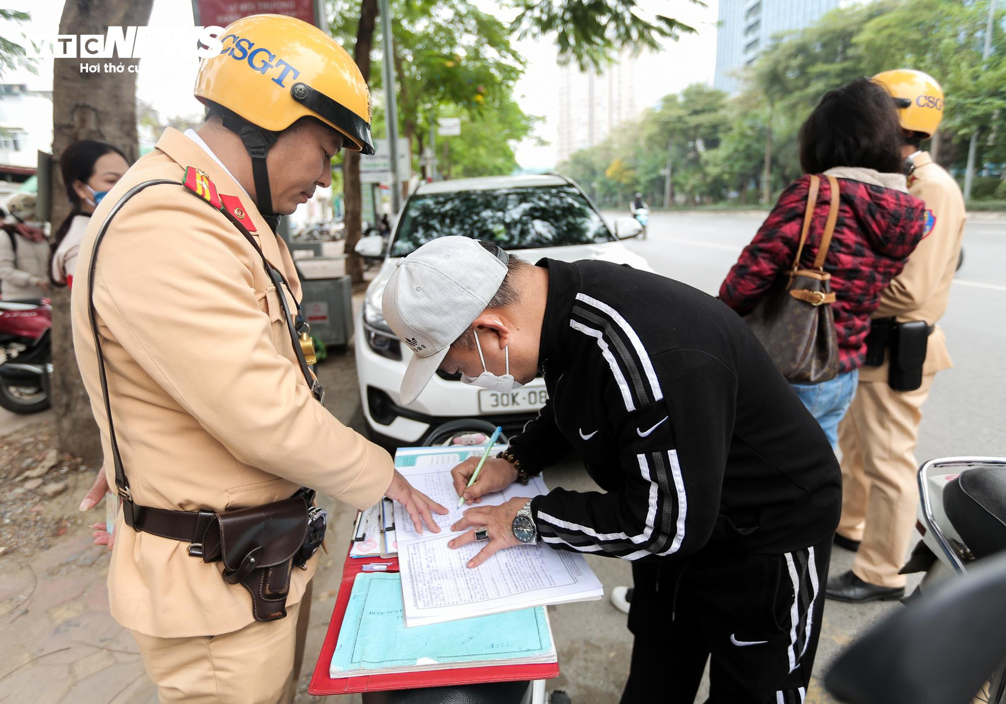 Ngày đầu ra quân, CSGT Hà Nội phạt nhiều ô tô đỗ sai quy định - 9