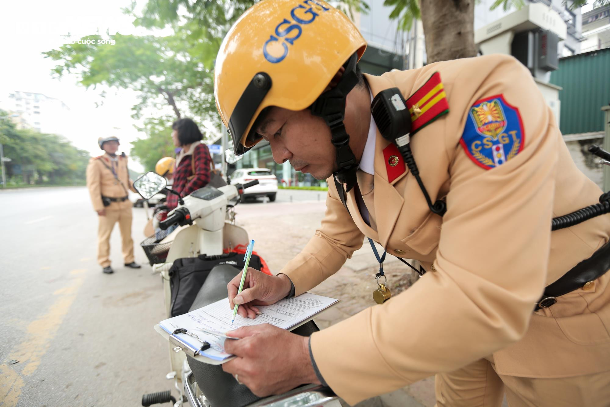 Ngày đầu ra quân, CSGT Hà Nội phạt nhiều ô tô đỗ sai quy định - 11