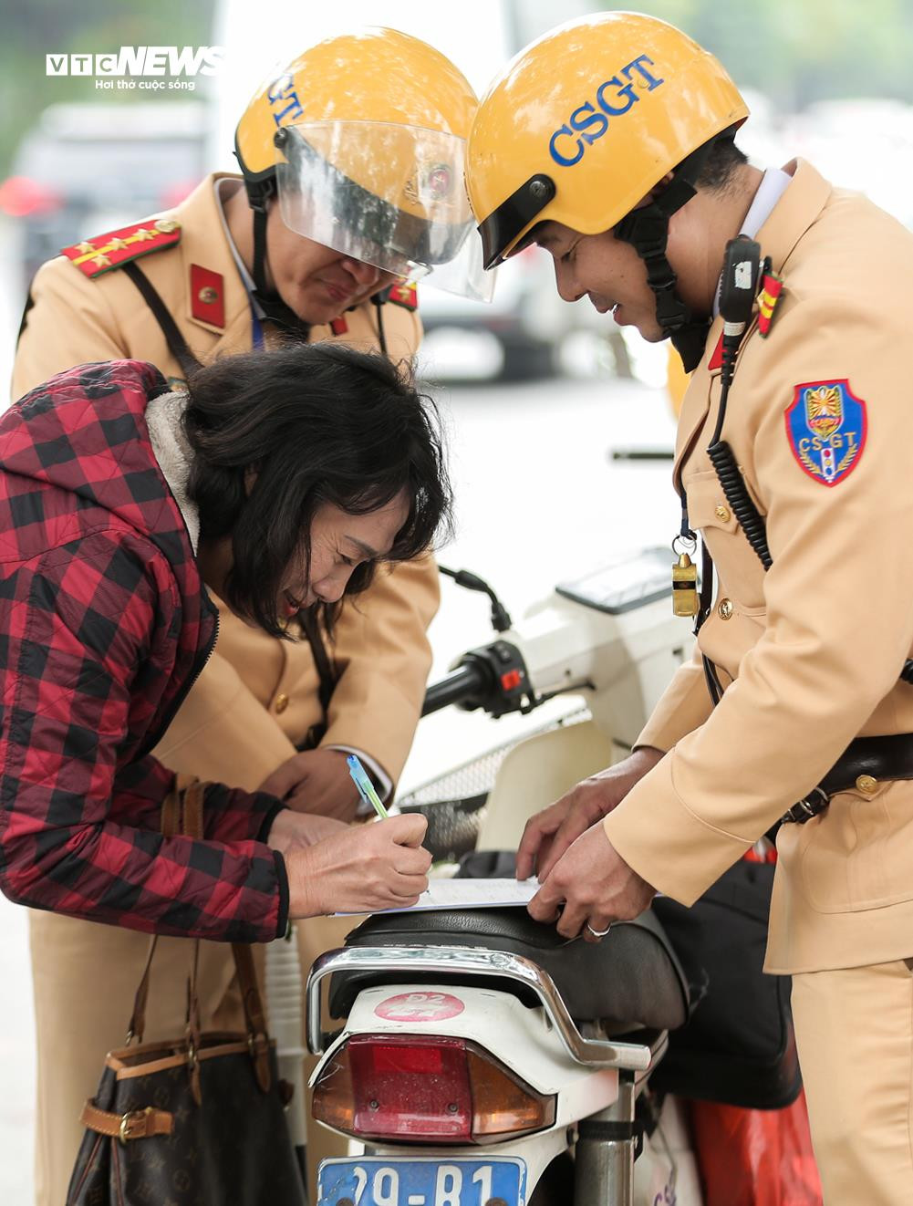 Ngày đầu ra quân, CSGT Hà Nội phạt nhiều ô tô đỗ sai quy định - 7