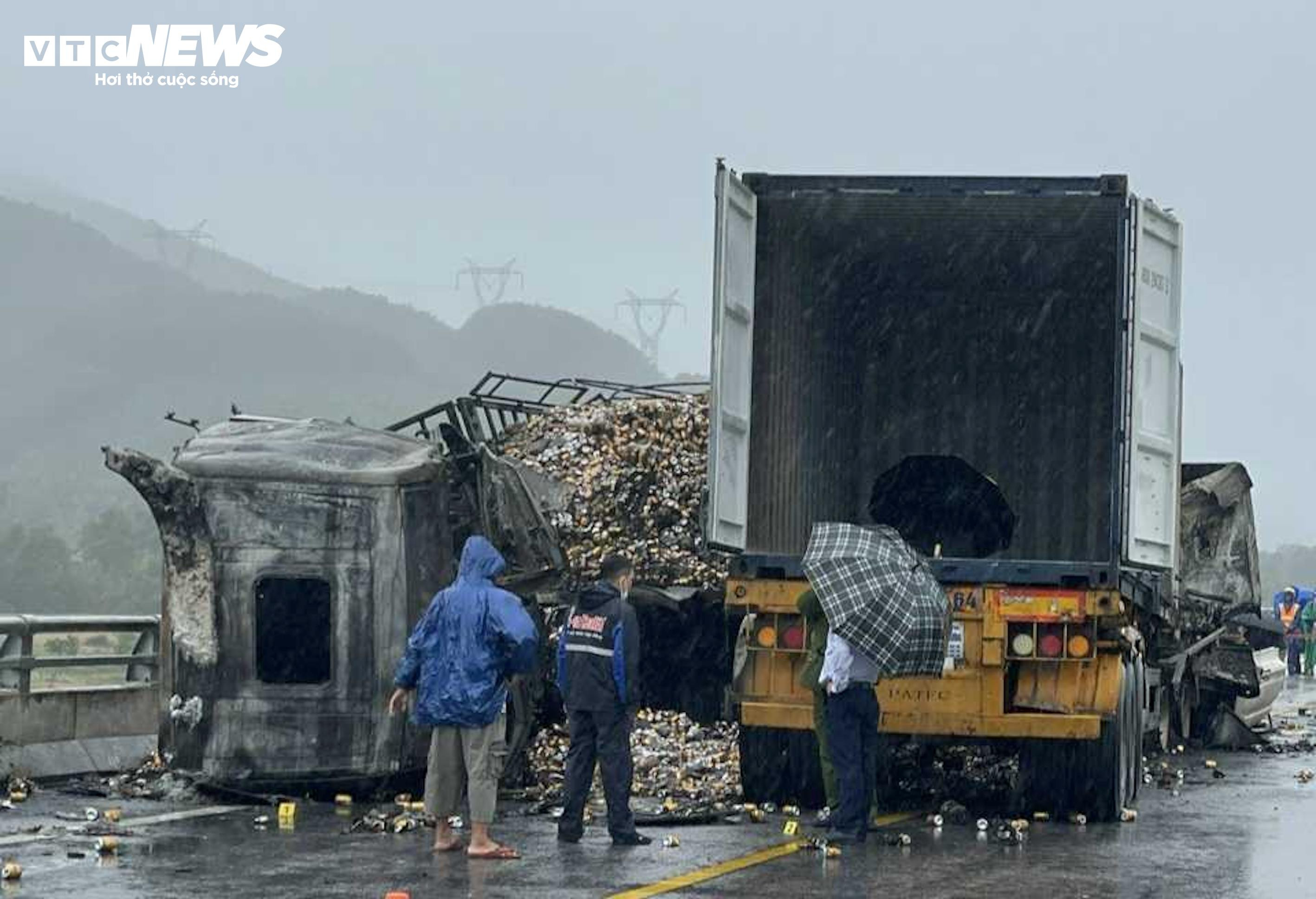 Hiện trường 2 xe đầu kéo tông trực diện trên cao tốc Cam Lộ-La Sơn, 1 người chết - 5