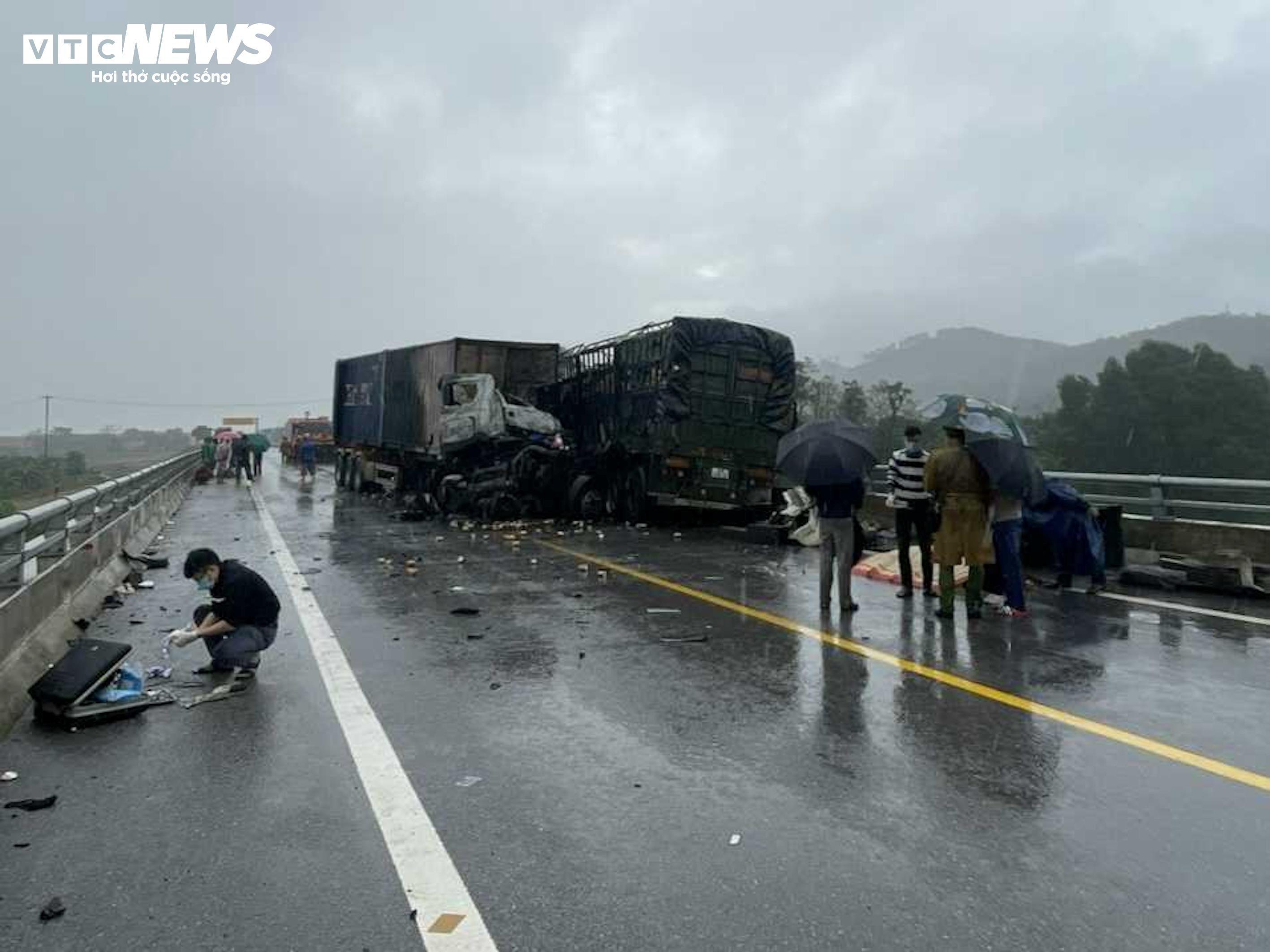 Hiện trường 2 xe đầu kéo tông trực diện trên cao tốc Cam Lộ-La Sơn, 1 người chết - 4