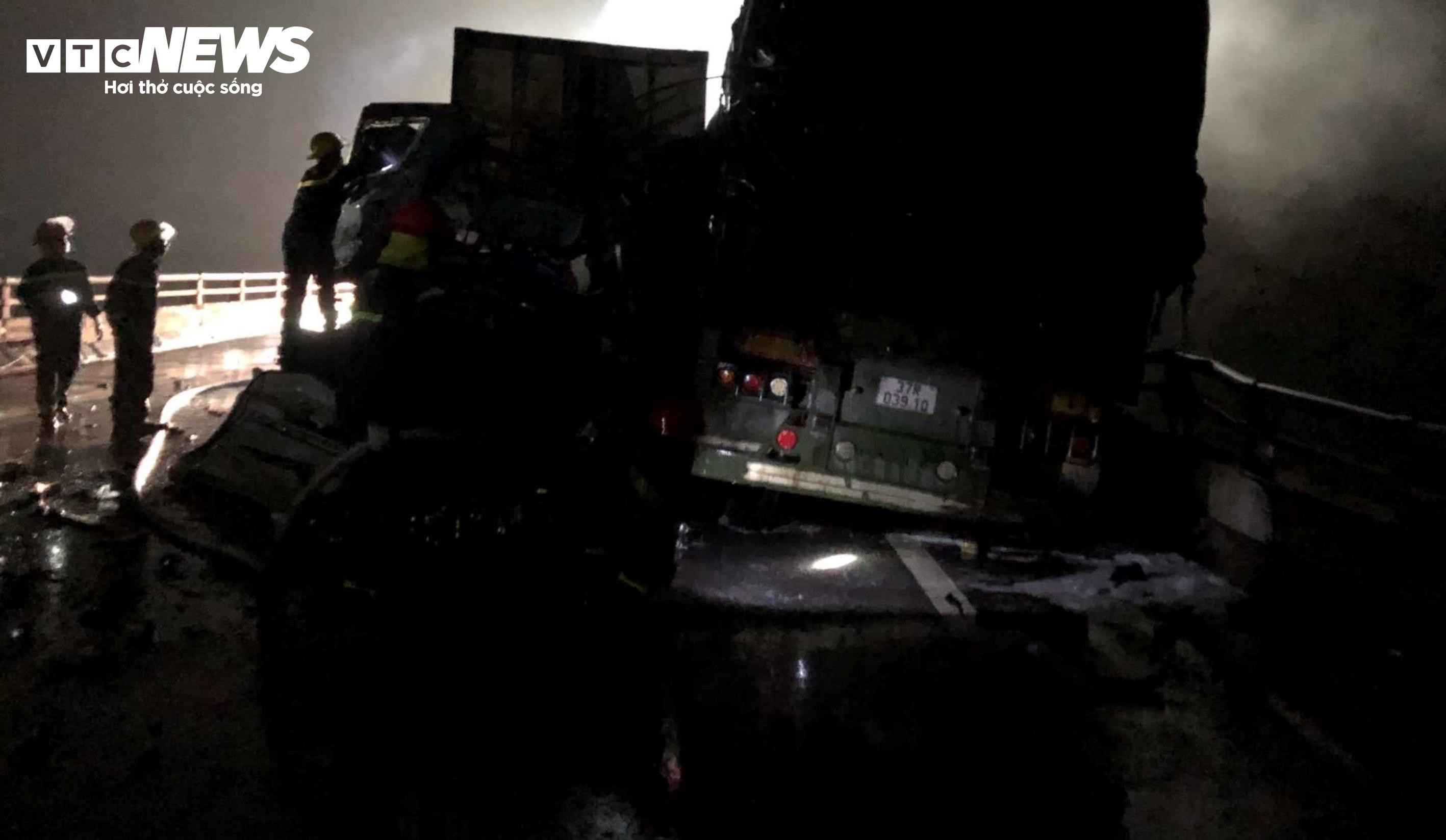 Hiện trường 2 xe đầu kéo tông trực diện trên cao tốc Cam Lộ-La Sơn, 1 người chết - 3