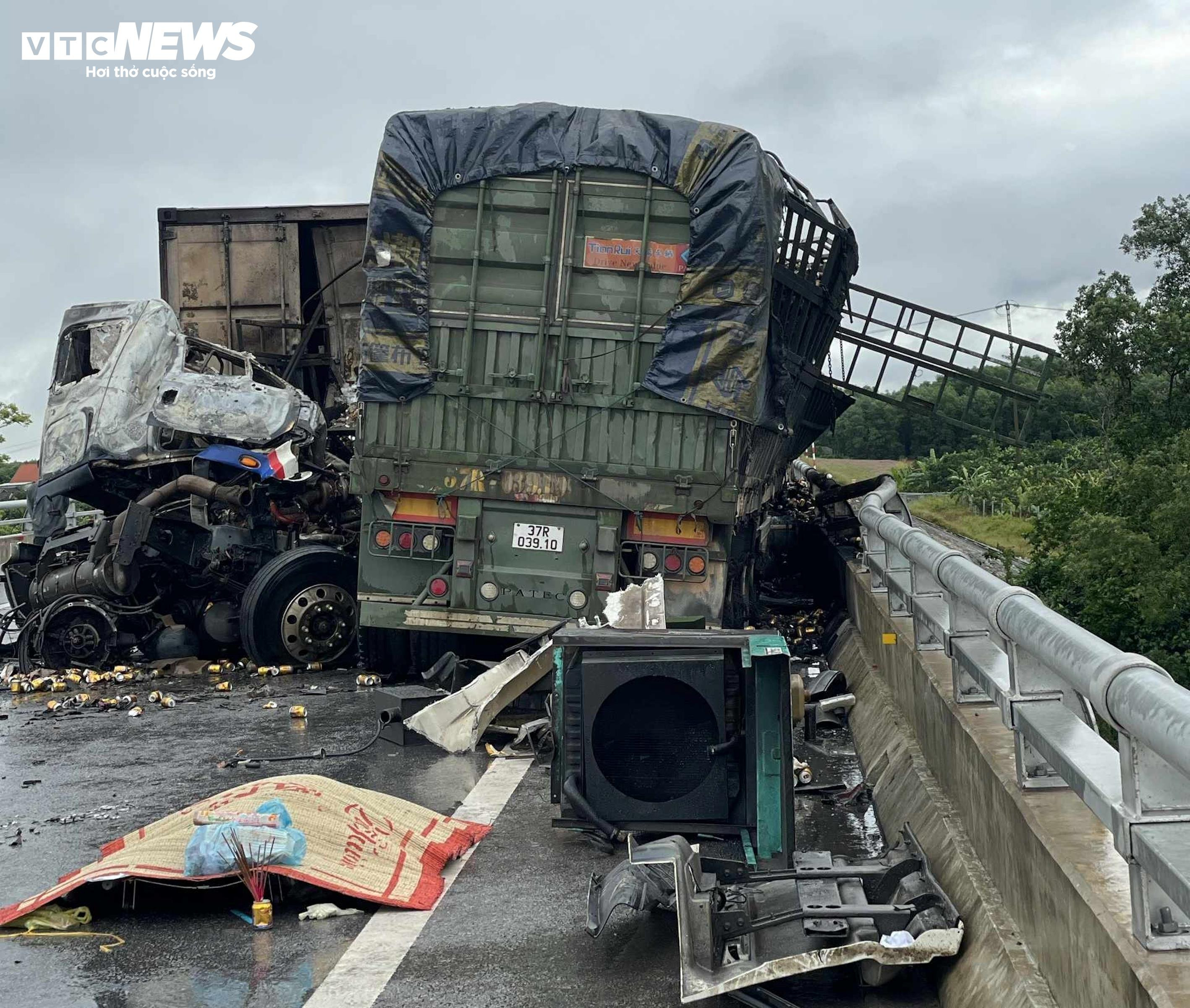 Hiện trường 2 xe đầu kéo tông trực diện trên cao tốc Cam Lộ-La Sơn, 1 người chết - 6