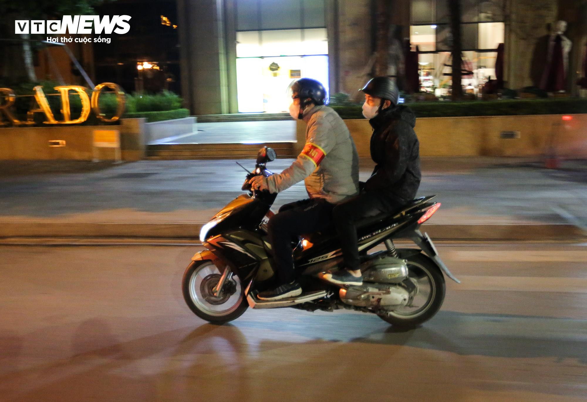 Cảnh sát 141 hóa trang đón lõng các 'quái xế' độ xe, nẹt pô trên phố Hà Nội - 5