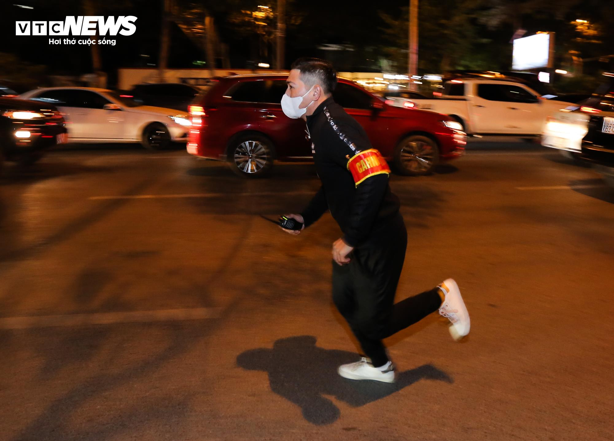 Cảnh sát 141 hóa trang đón lõng các 'quái xế' độ xe, nẹt pô trên phố Hà Nội - 6